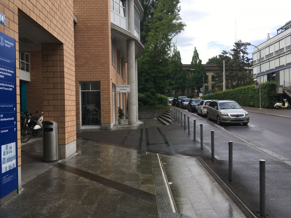 Gebäude PLR: Parkplätze vor dem Haupteingang zum PLR und PLM.