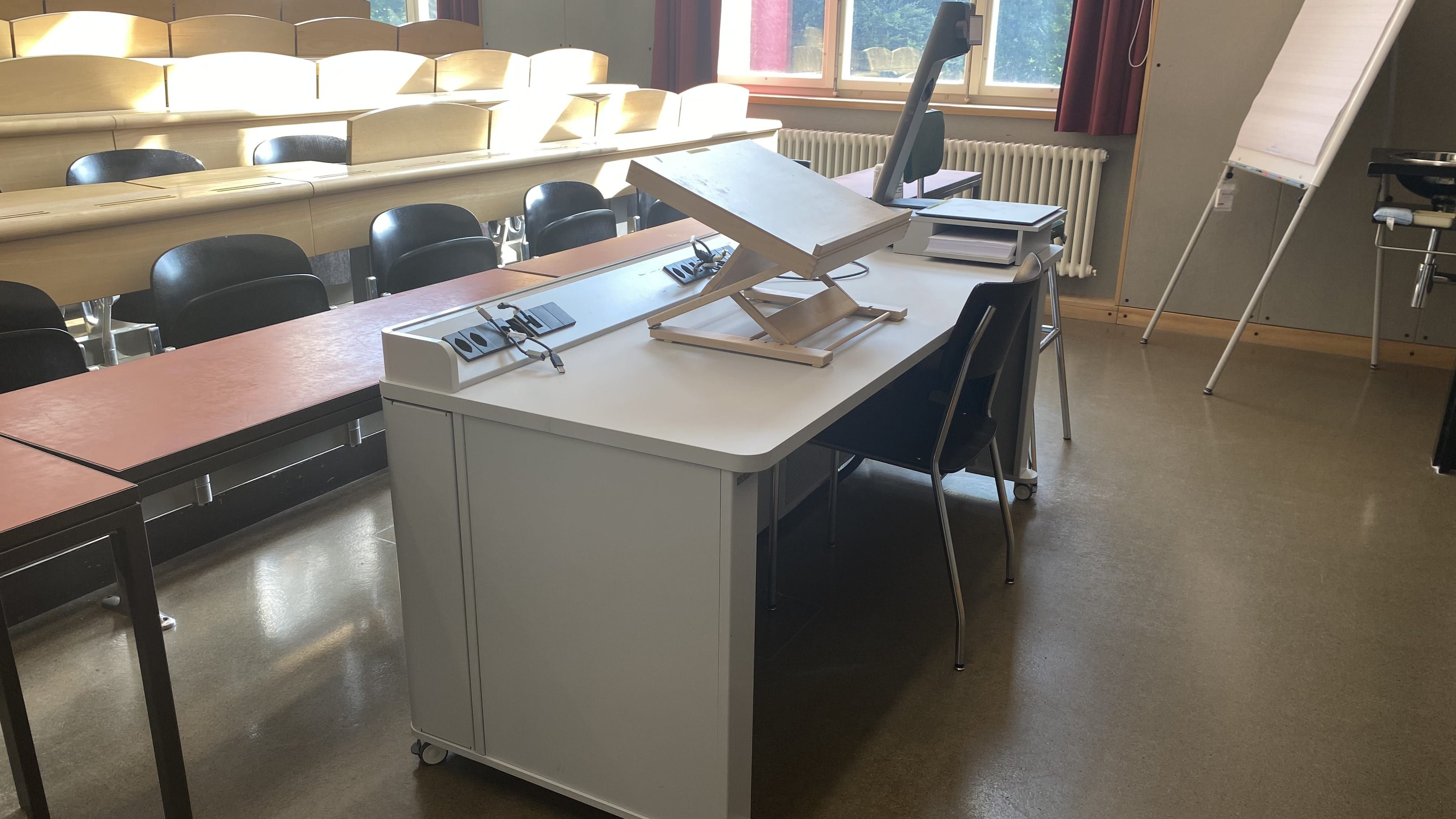 Hörsaal KOL-F-123: Ansicht auf das Dozierendenpult.