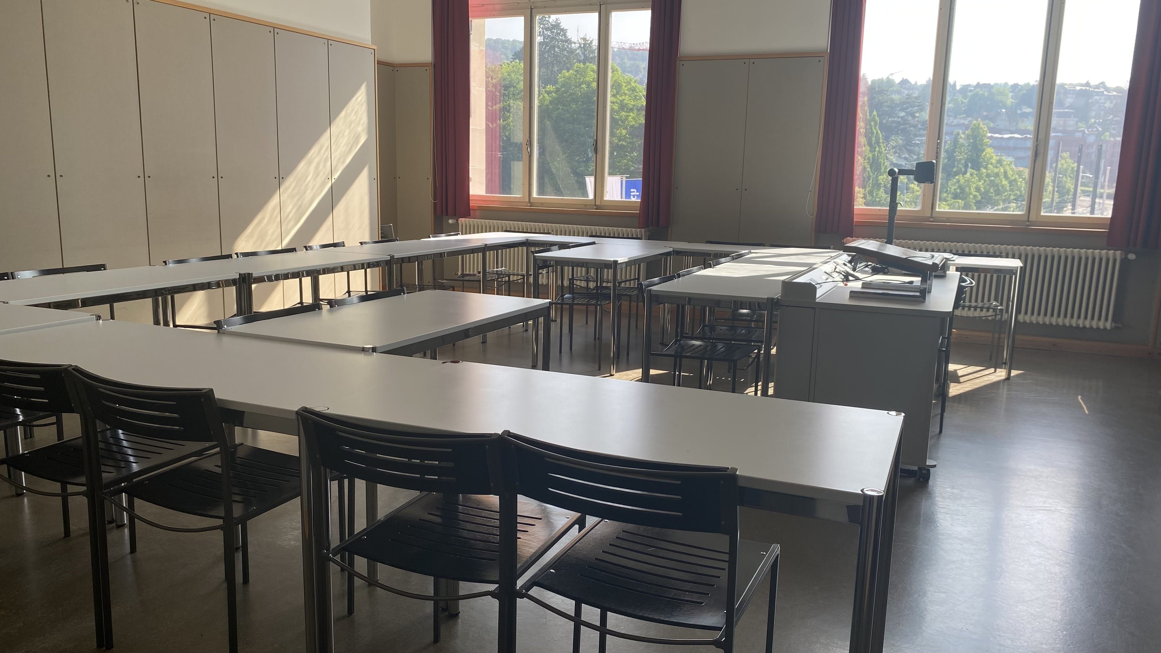 Seminarraum KOL-F-103: Ansicht auf den Raum von der Eingangstür aus.