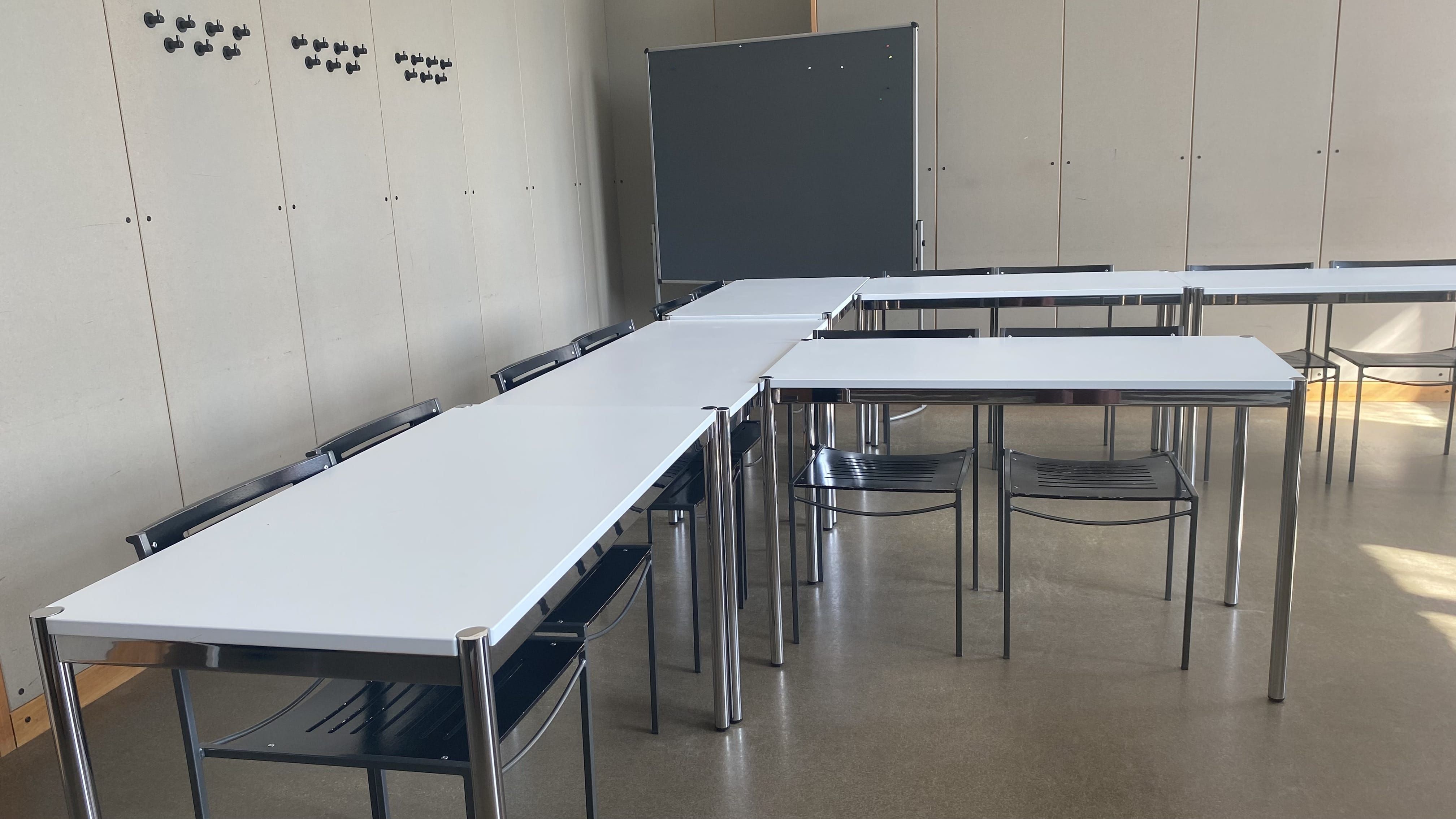 Seminarraum KOL-F-103: Ansicht auf den linken Teil des Raumes von der Eingangstür aus.