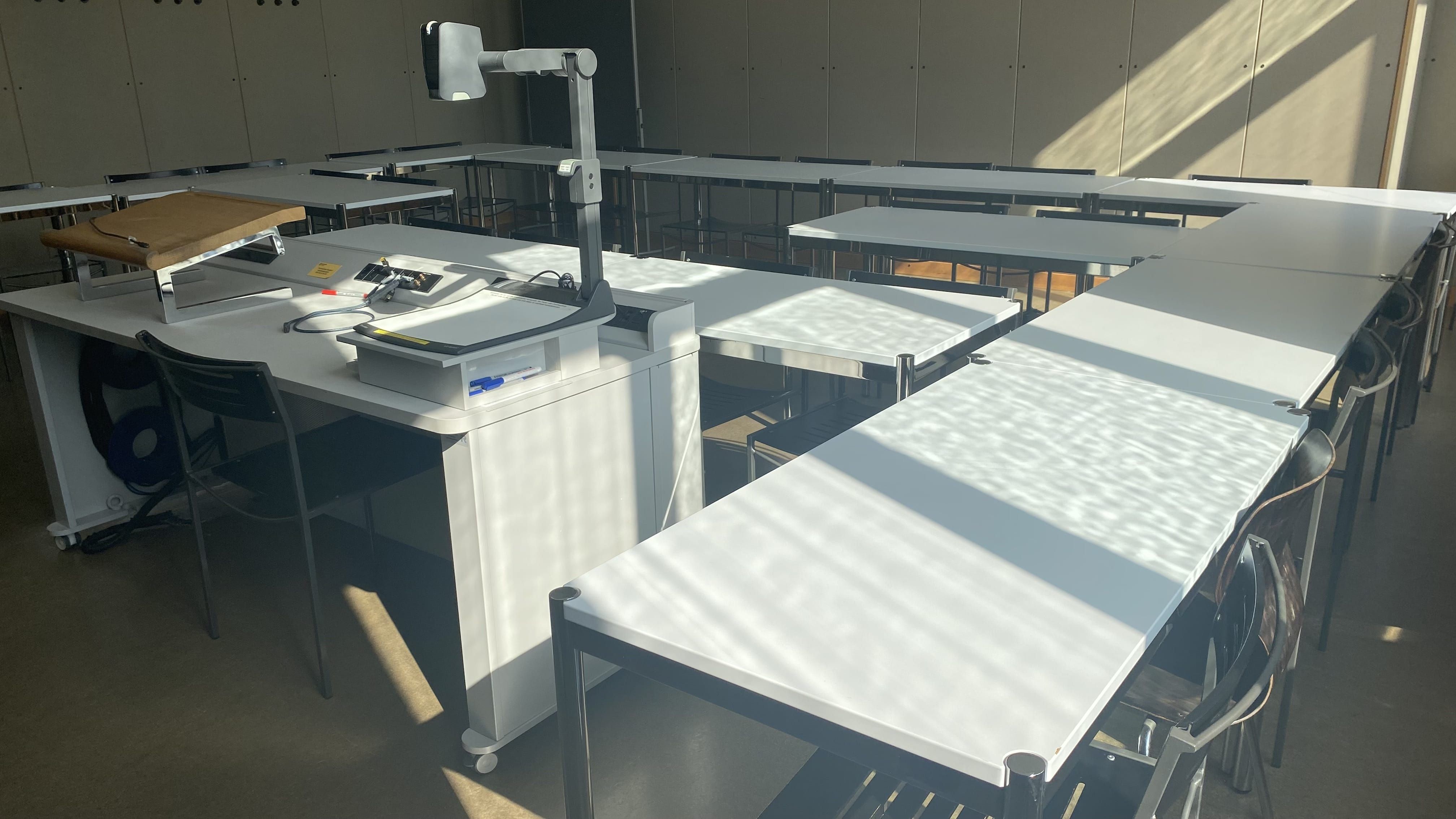 Seminarraum KOL-F-103: Ansicht auf den rechten Teil des Raumes.