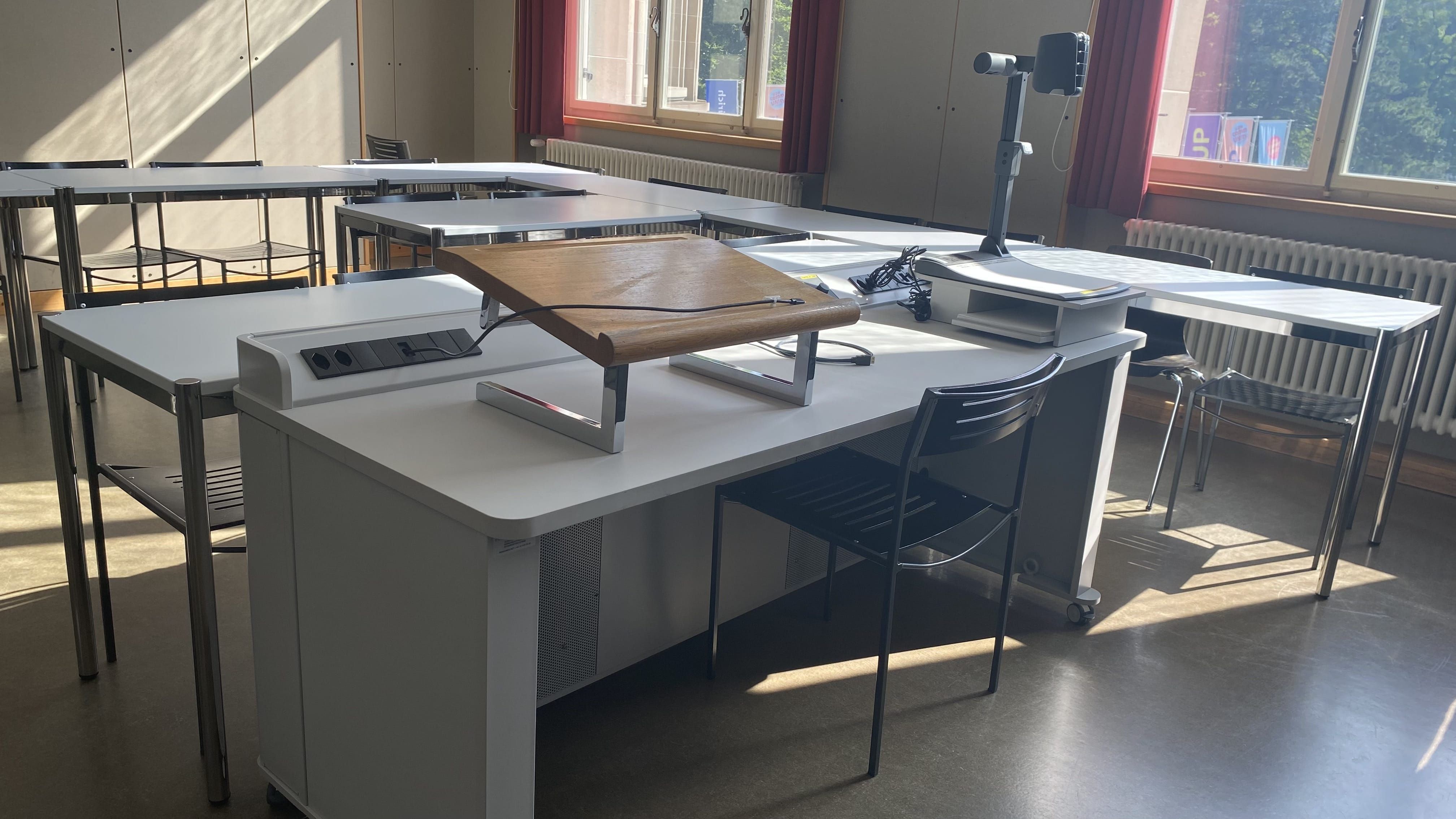 Seminarraum KOL-F-103: Ansicht auf das Dozierendenpult.