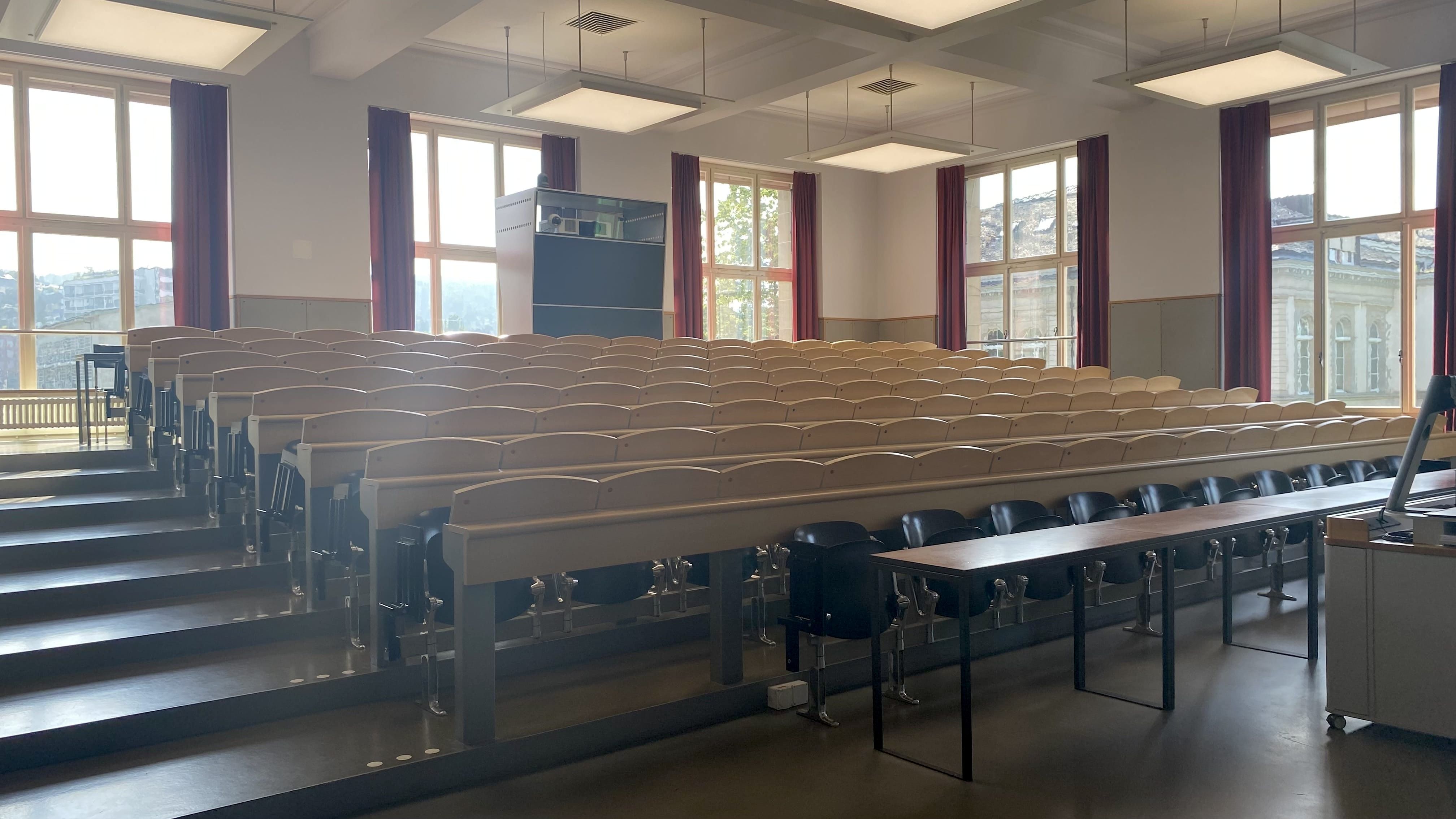 Hörsaal KOL-F-104: Ansicht auf den Raum von der linken Eingangstür aus.