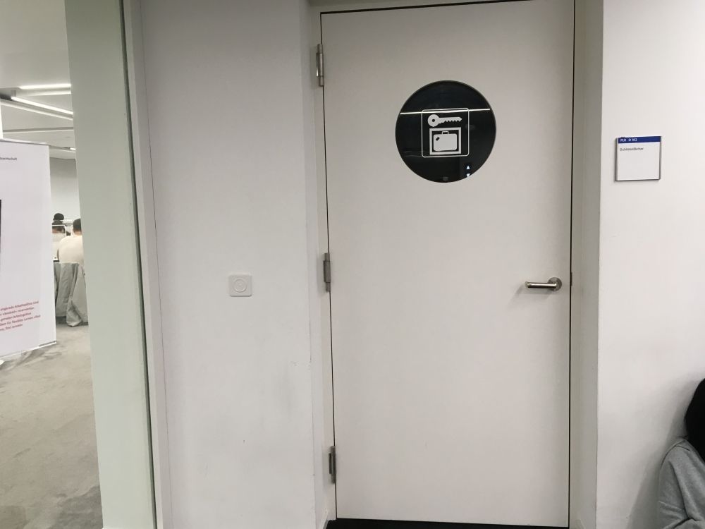 PLR-D, Schliessfächer/Garderobe: Eingang zu den Langzeitschliessfächern mit mittelschwerer Tür, schwingt nach aussen links auf.