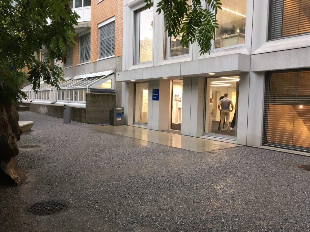 PLR-D, Schliessfächer/Garderobe: Eingang vom Phönixweg mit Schiebetür. Der Eingang zu den Langzeitschliessfächer befindet sich nach der Schiebetür an der rechten Wand, zweite Tür.