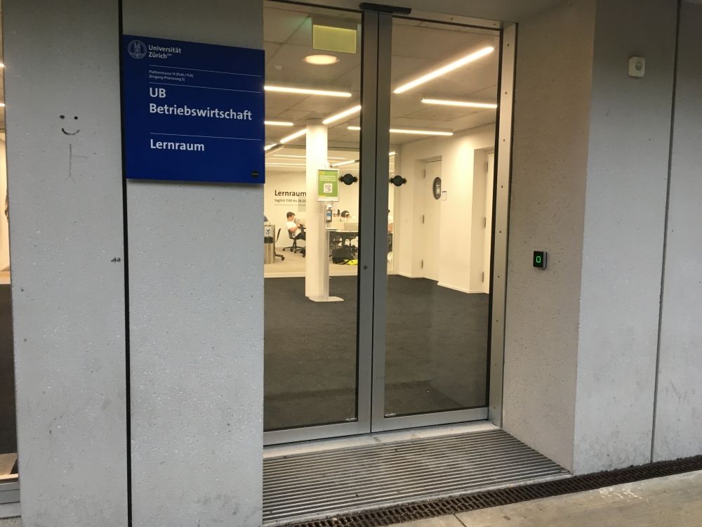 Gebäude PLR: Eingang zur Bibliothek und zum Lernraum.