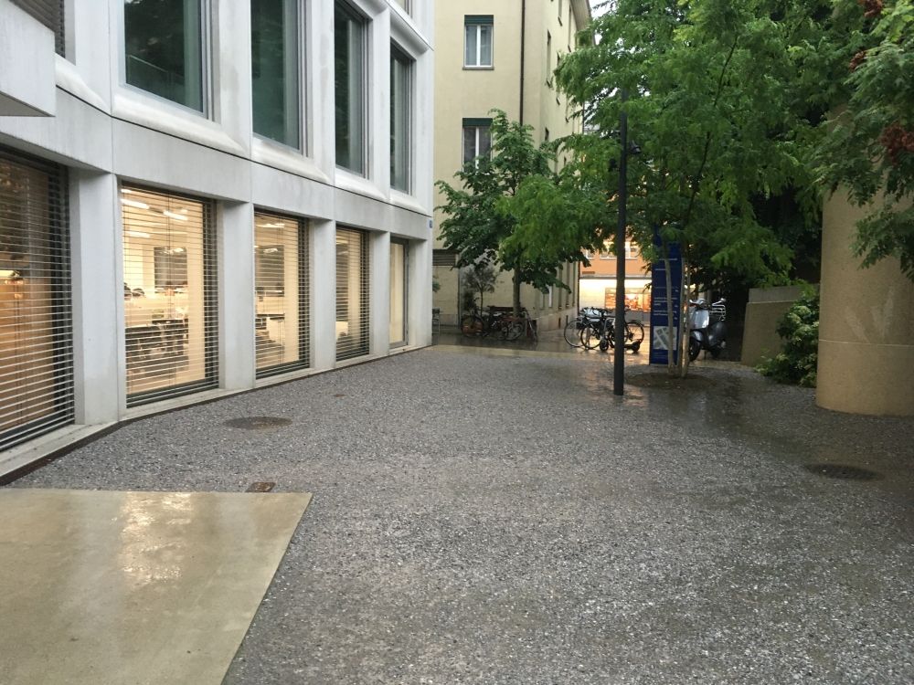 Gebäude PLR: Haltemöglichkeit für Fahrzeuge vor dem Eingang der Bibliothek und des Lernraumes.