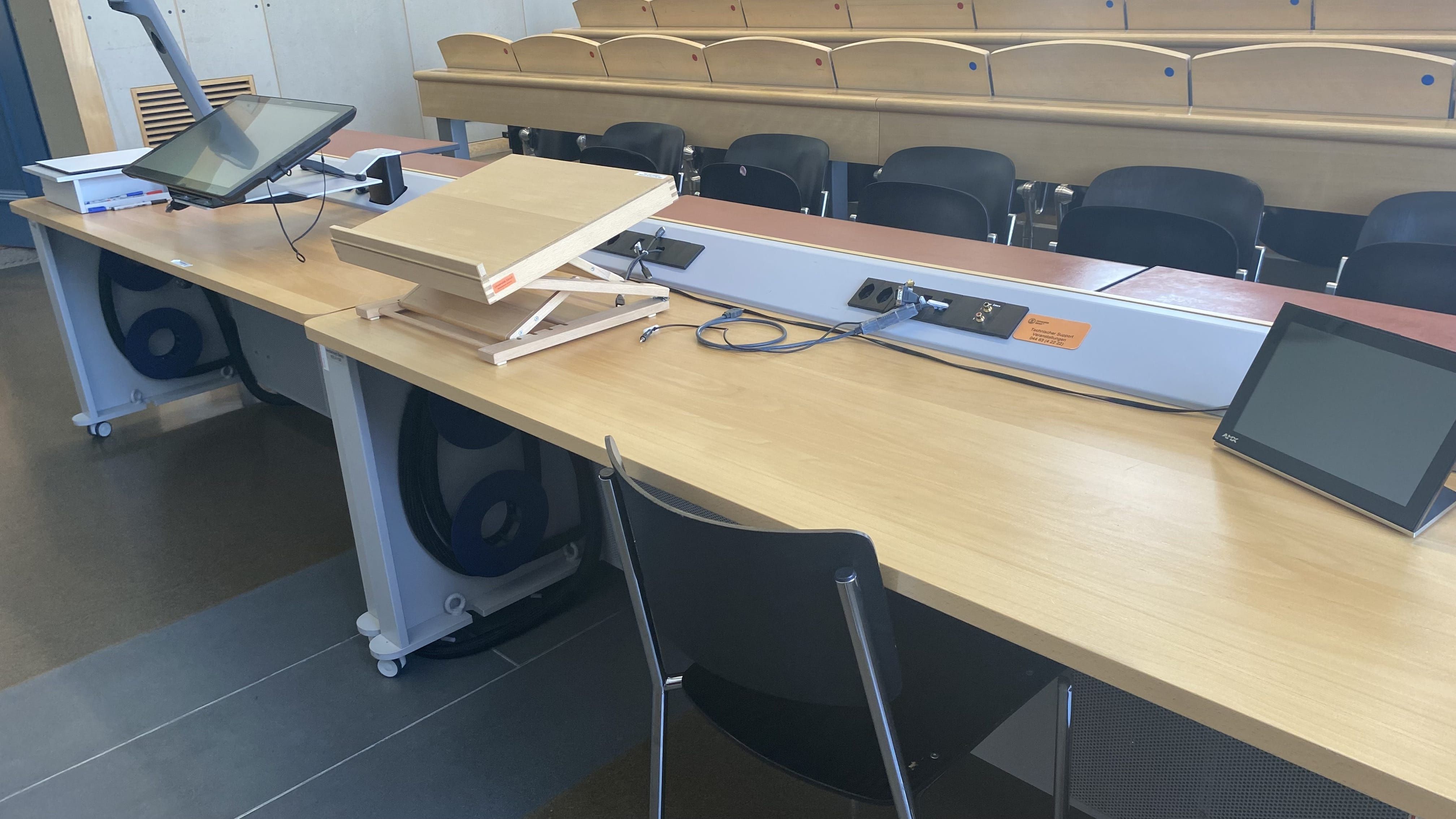 Hörsaal KOL-F-109: Ansicht auf das Dozierendenpult.