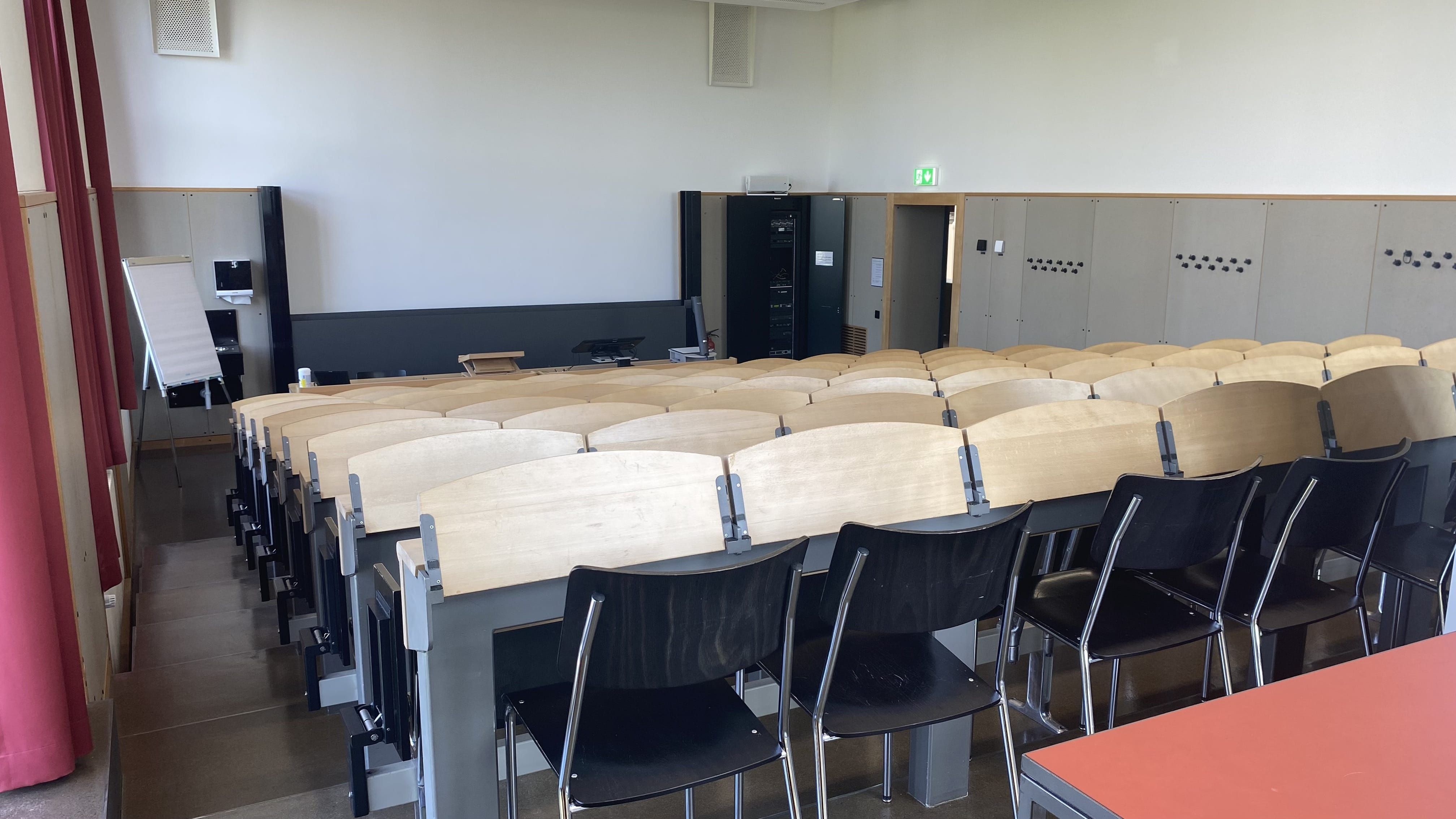 Hörsaal KOL-F-109: Ansicht zum Dozierendenpult hin. Die Eingangstür befindet sich rechts im Bild.