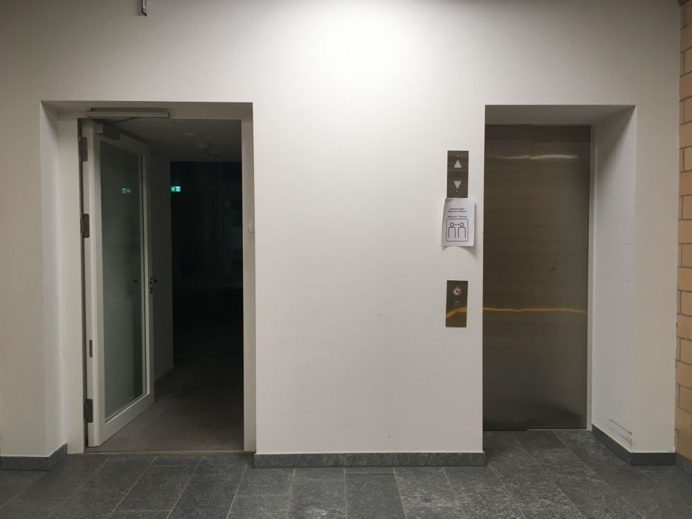 PLR, Lift: Rechts: Lift des Gebäudes PLR im Stockwerk E.
Links: Durchgang vom PLM ins PLR.