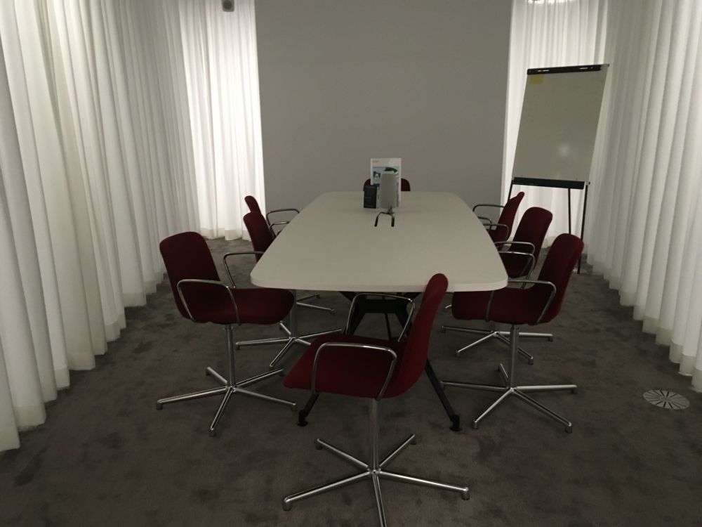Sitzungsraum PLR-H-111: Innenansicht Sitzungszimmer mit Rücken zur Tür.