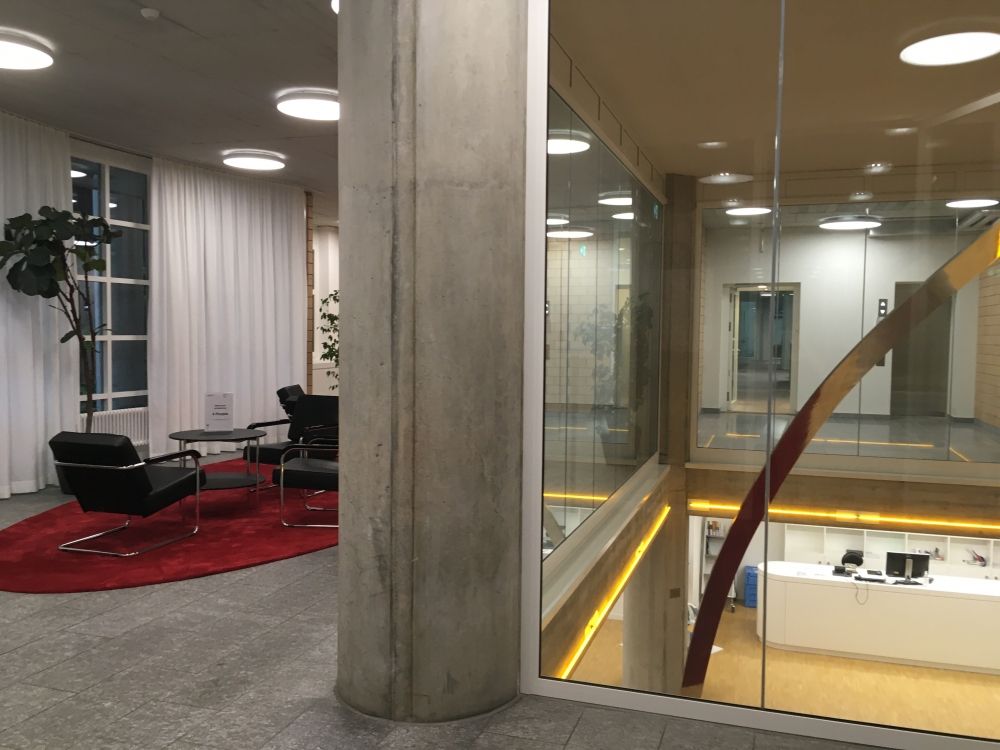 PLR, Stockwerk E: Mit Rücken zum Haupteingang liegt der Durchgang zum PLR an der Glasfassade vorbei geradeaus.