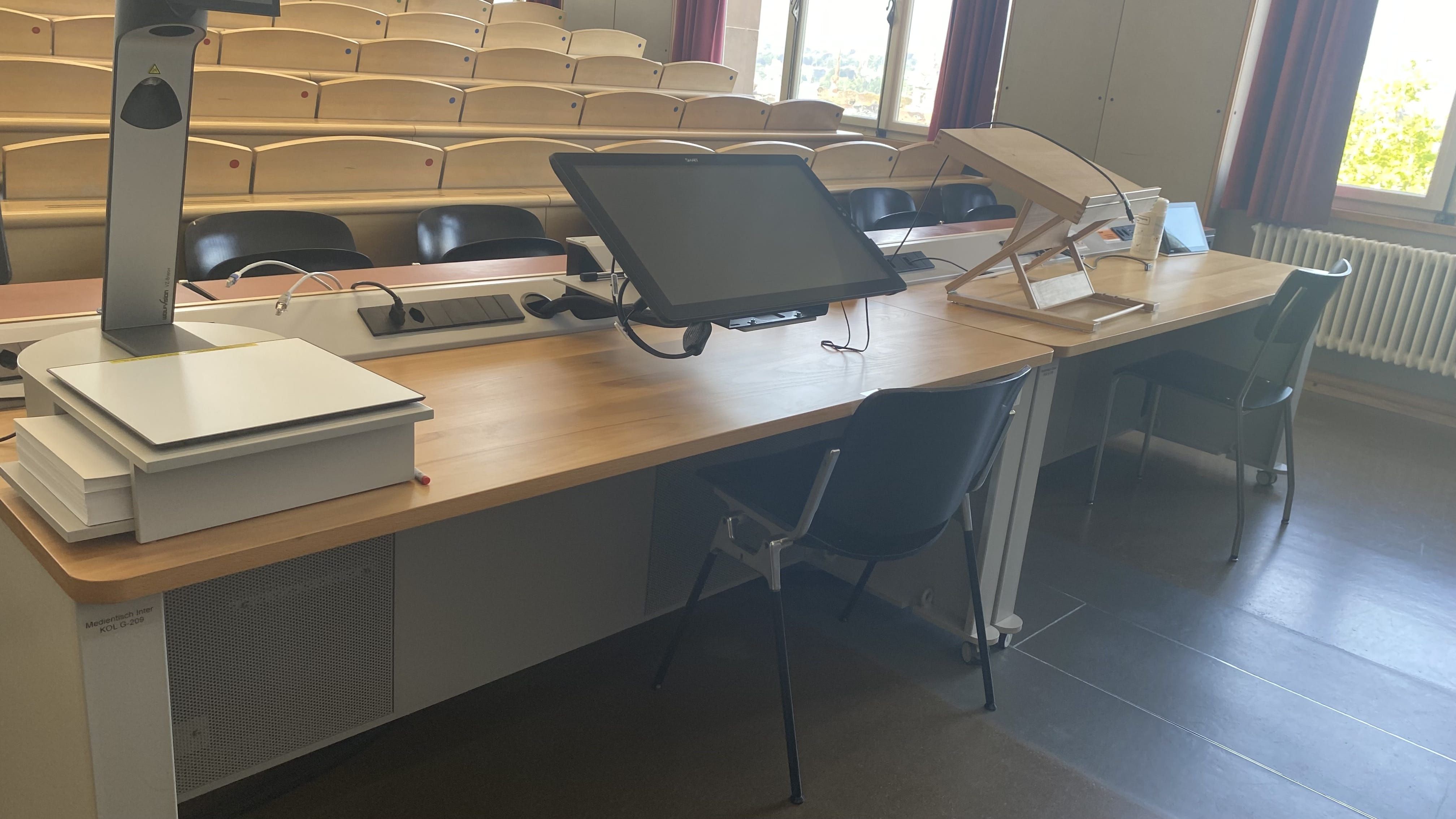 Hörsaal KOL-G-209: Ansicht auf das Dozierendenpult.