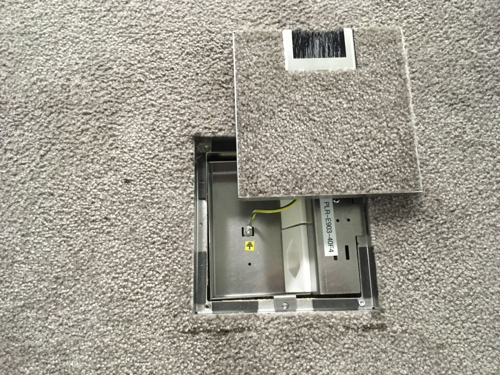 Sitzungsraum PLR-G-111: Steckdose am Boden vor der Tür.