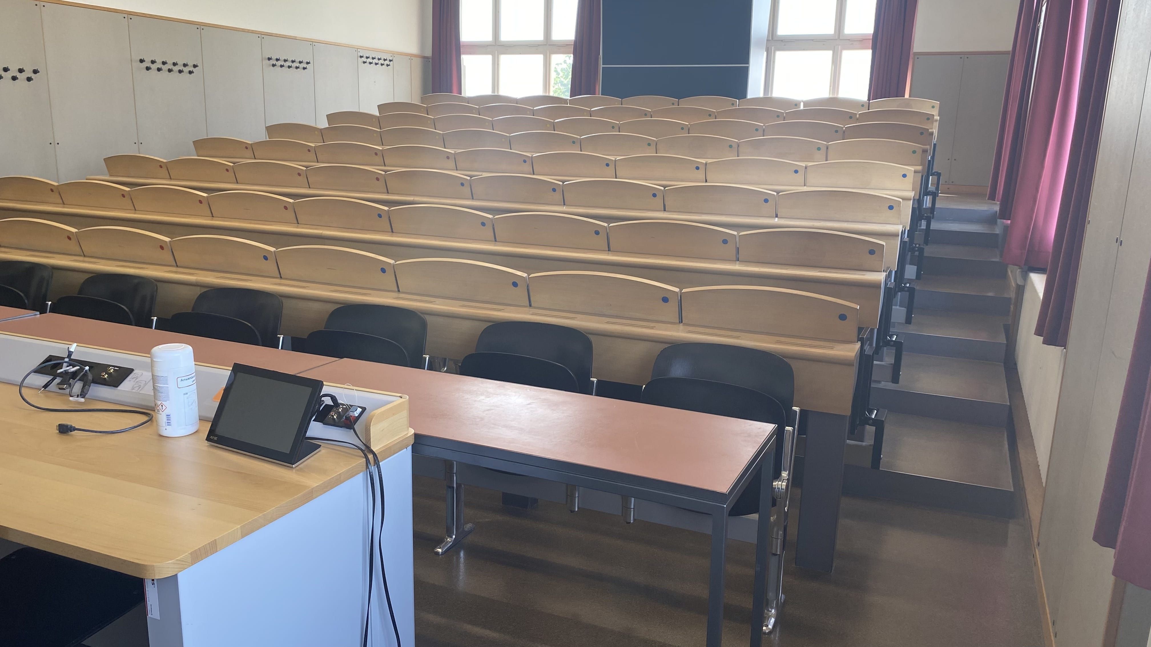 Hörsaal KOL-G-209: Ansicht auf den schmalen Durchgang rechts im Raum. Diese Stufen sind nicht mit Orientierungshilfen markiert.