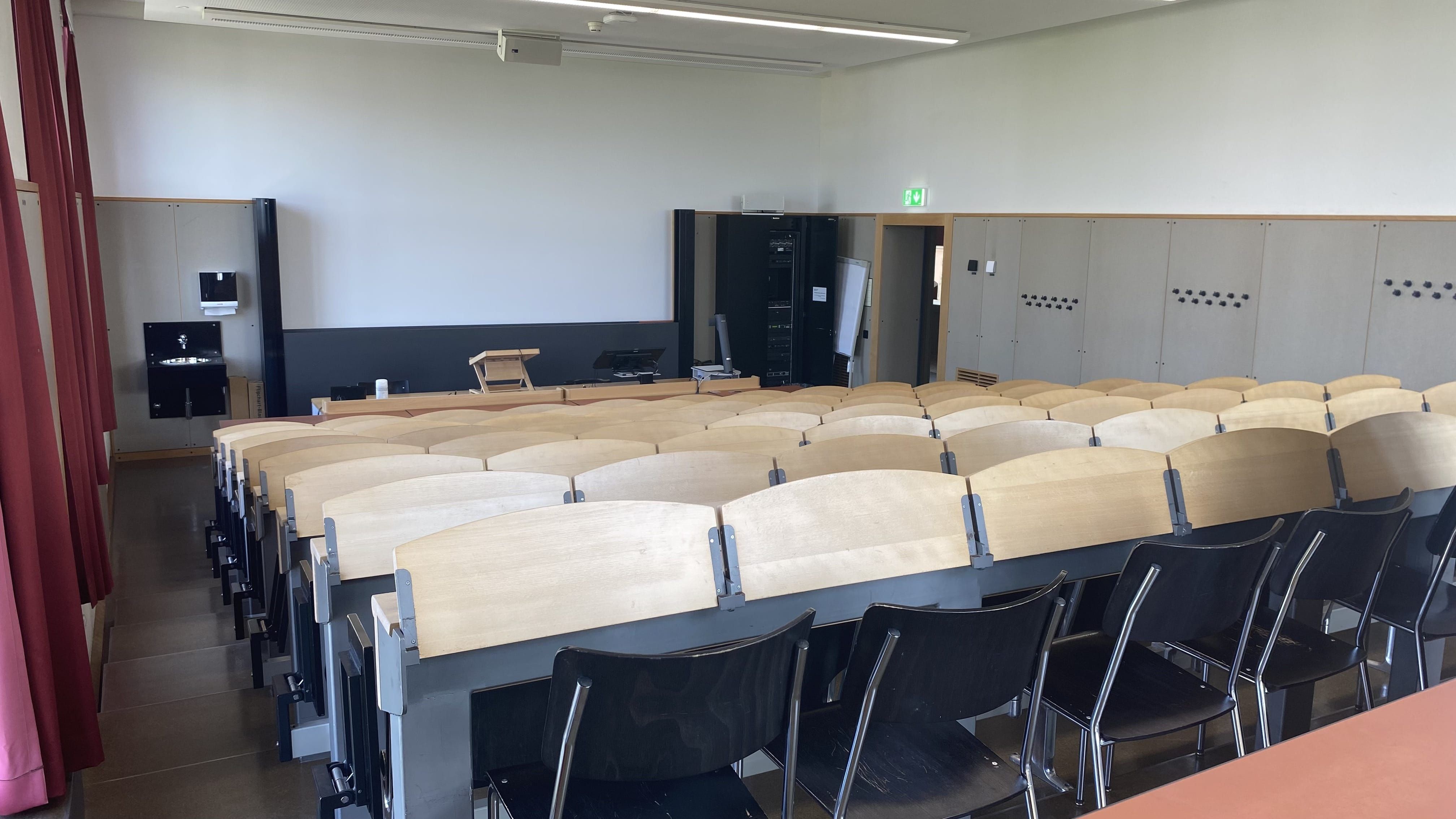 Hörsaal KOL-G-209: Ansicht zum Dozierendenpult hin. Die Eingangstür befindet sich rechts im Bild.