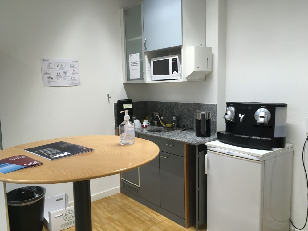 Sitzungsraum PLM-H-311: Sicht auf Kaffeemaschine und kleine Küche.