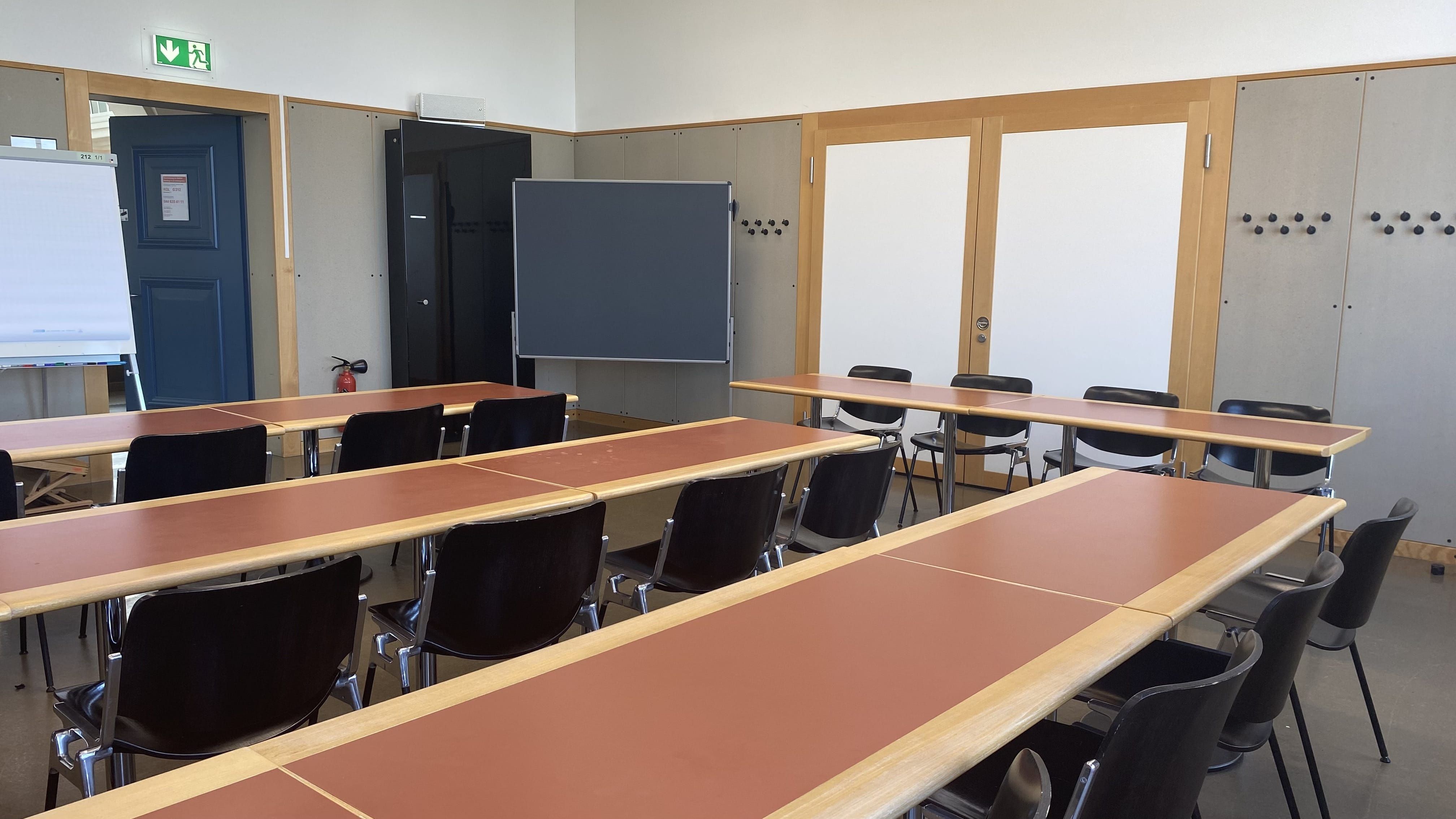 Seminarraum KOL-G-212: Ansicht auf die zweite Eingangstür.