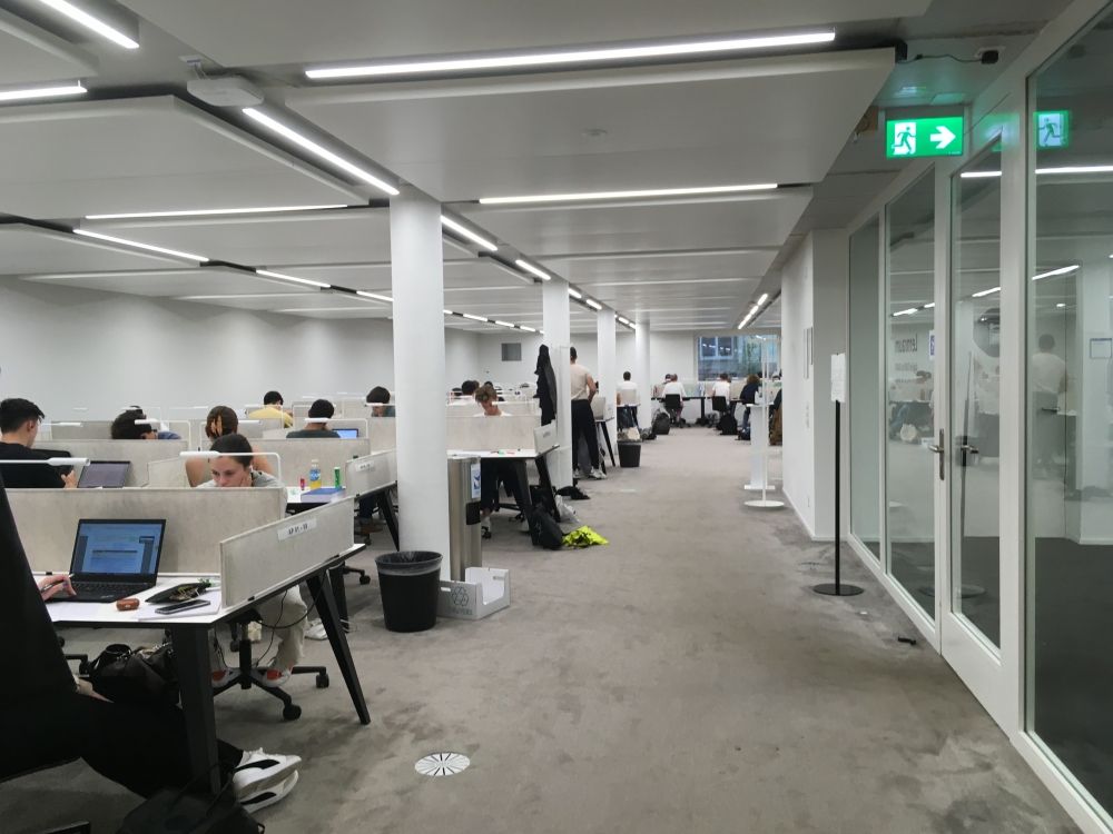 Arbeitsraum für Studierende PLR-D-101: Lernraum mit Rücken zu den WCs. Rechts befindet sich der Eingang mit mittelschwerer Türe, die gegen aussen zu öffnen ist.