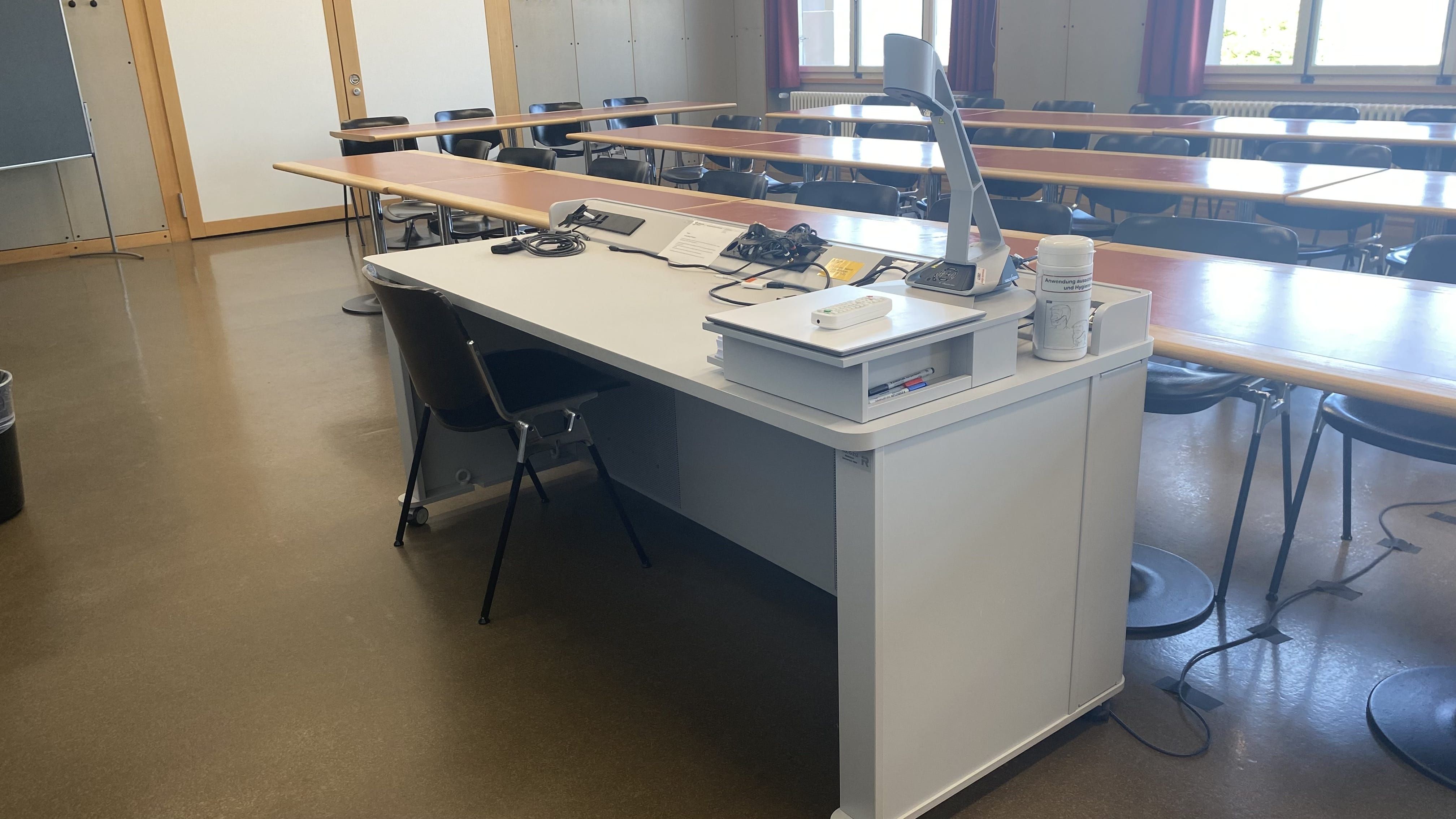 Seminarraum KOL-G-212: Ansicht auf das Dozierendenpult.