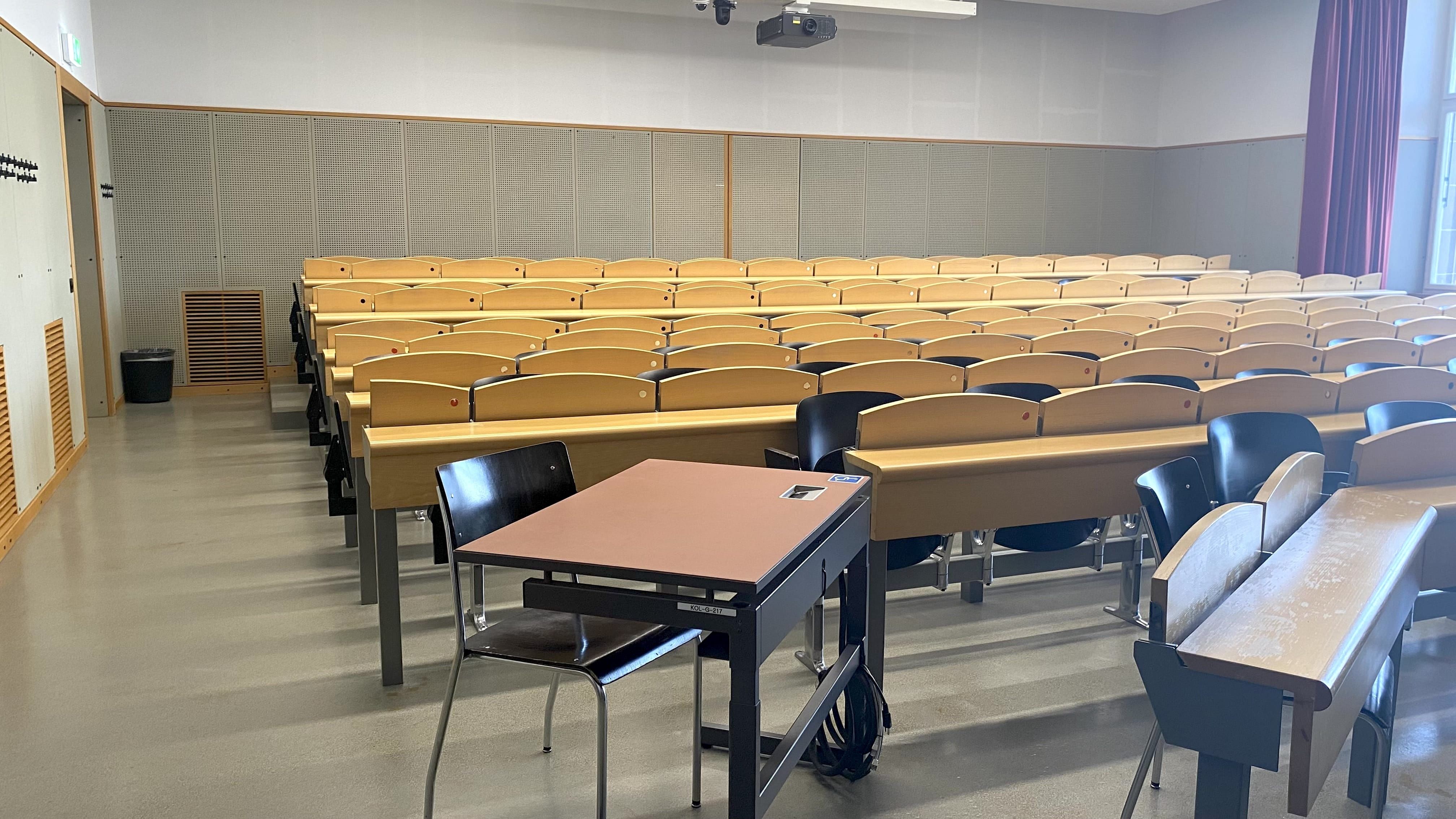 Hörsaal KOL-G-217: Ansicht auf den Raum von der rechten Eingangstür aus.
