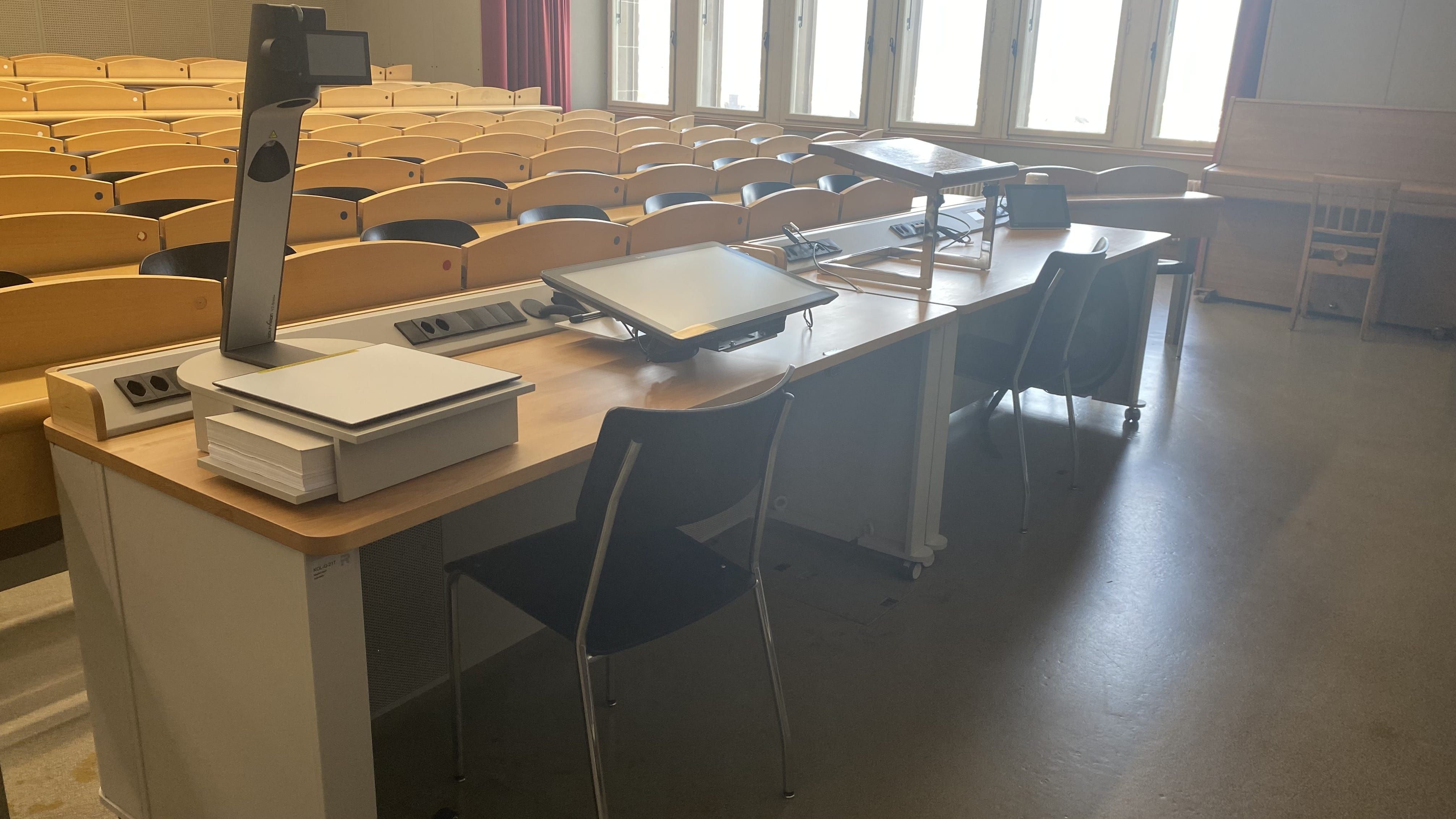 Hörsaal KOL-G-217: Ansicht auf das Dozierendenpult.