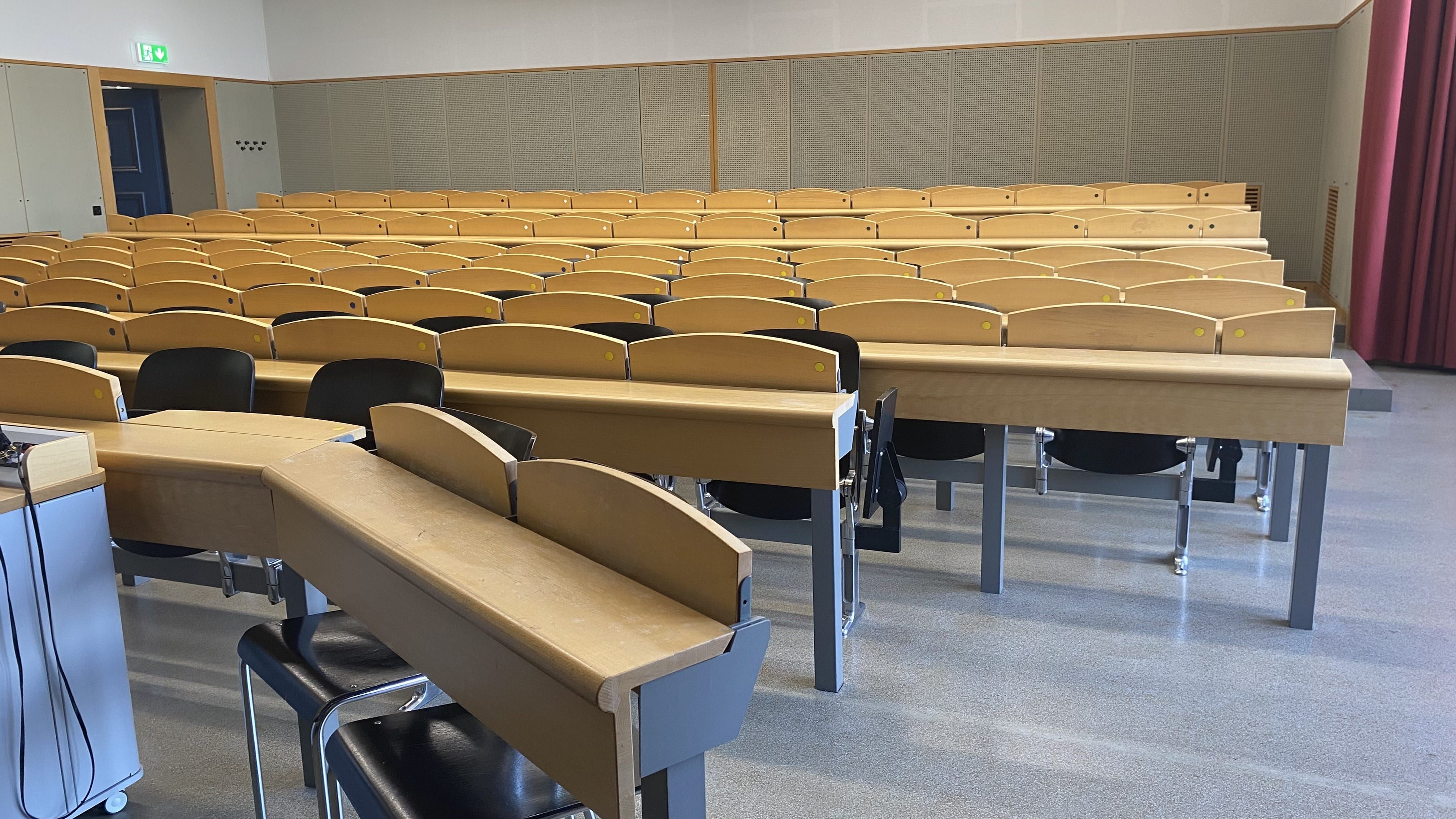Hörsaal KOL-G-217: Ansicht auf die rechte Seite des Raumes vom Dozierendenpult aus.