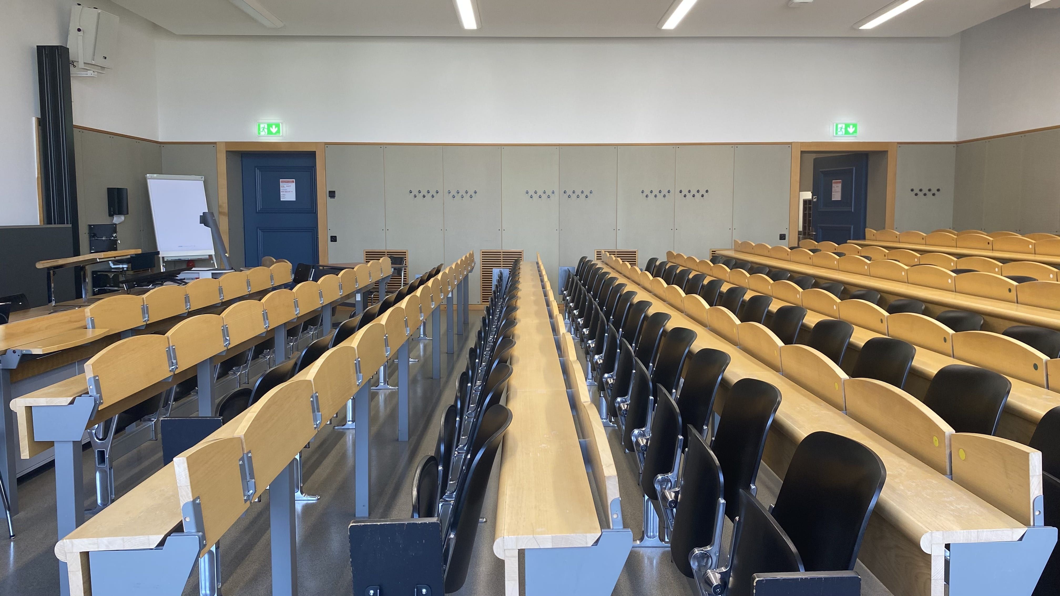Hörsaal KOL-G-217: Ansicht auf beide Eingangstüren.