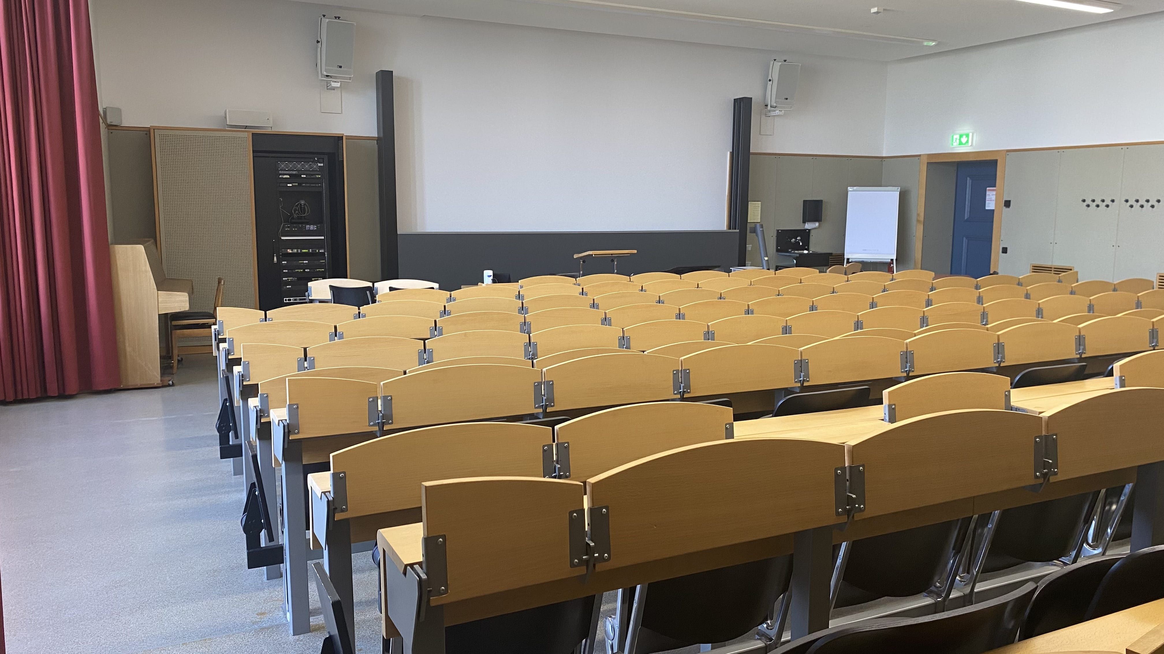 Hörsaal KOL-G-217: Ansicht zum Dozierendenpult hin.
