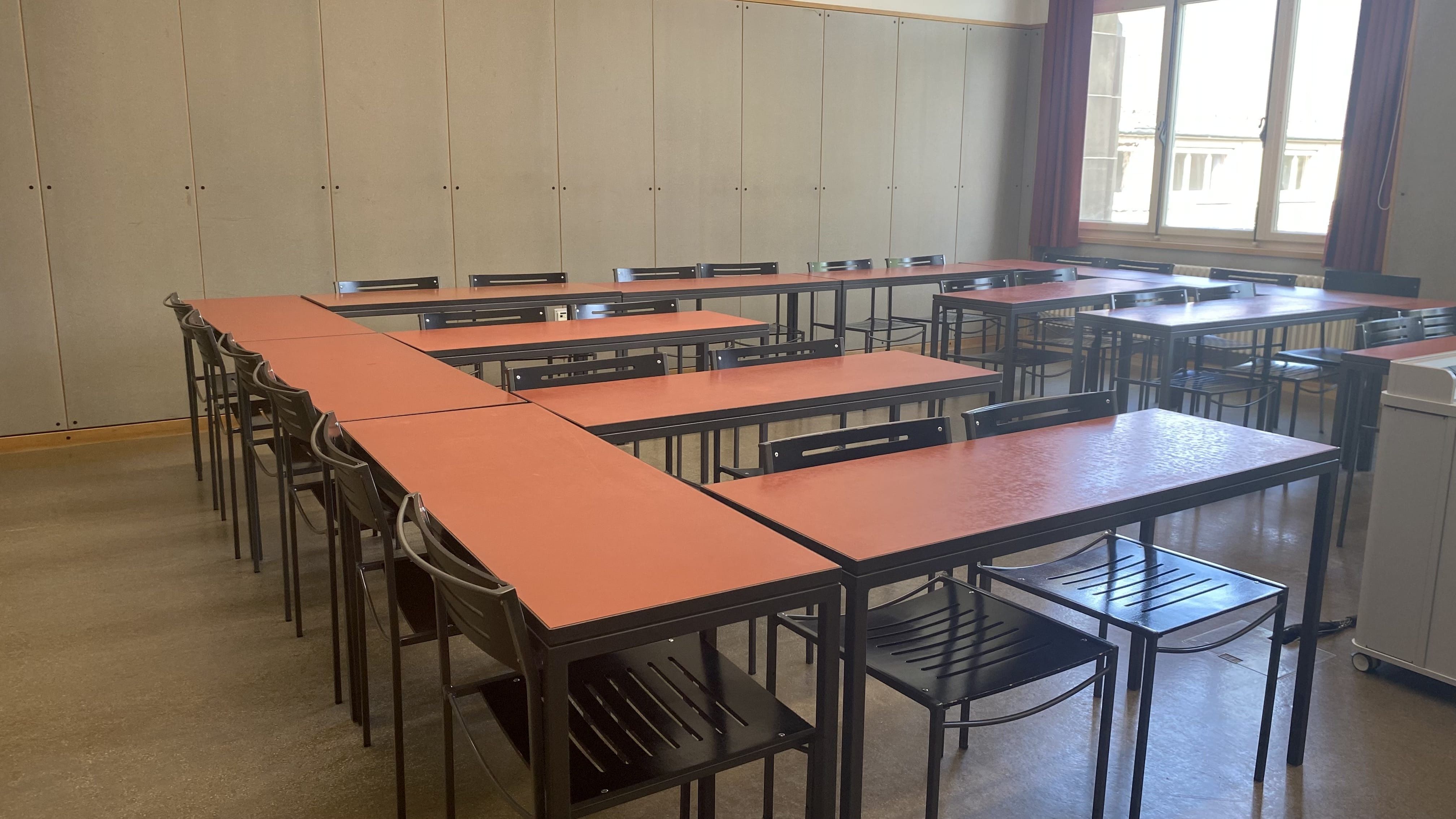 Seminarraum KOL-G-220: Ansicht auf den Raum von der Eingangstür.