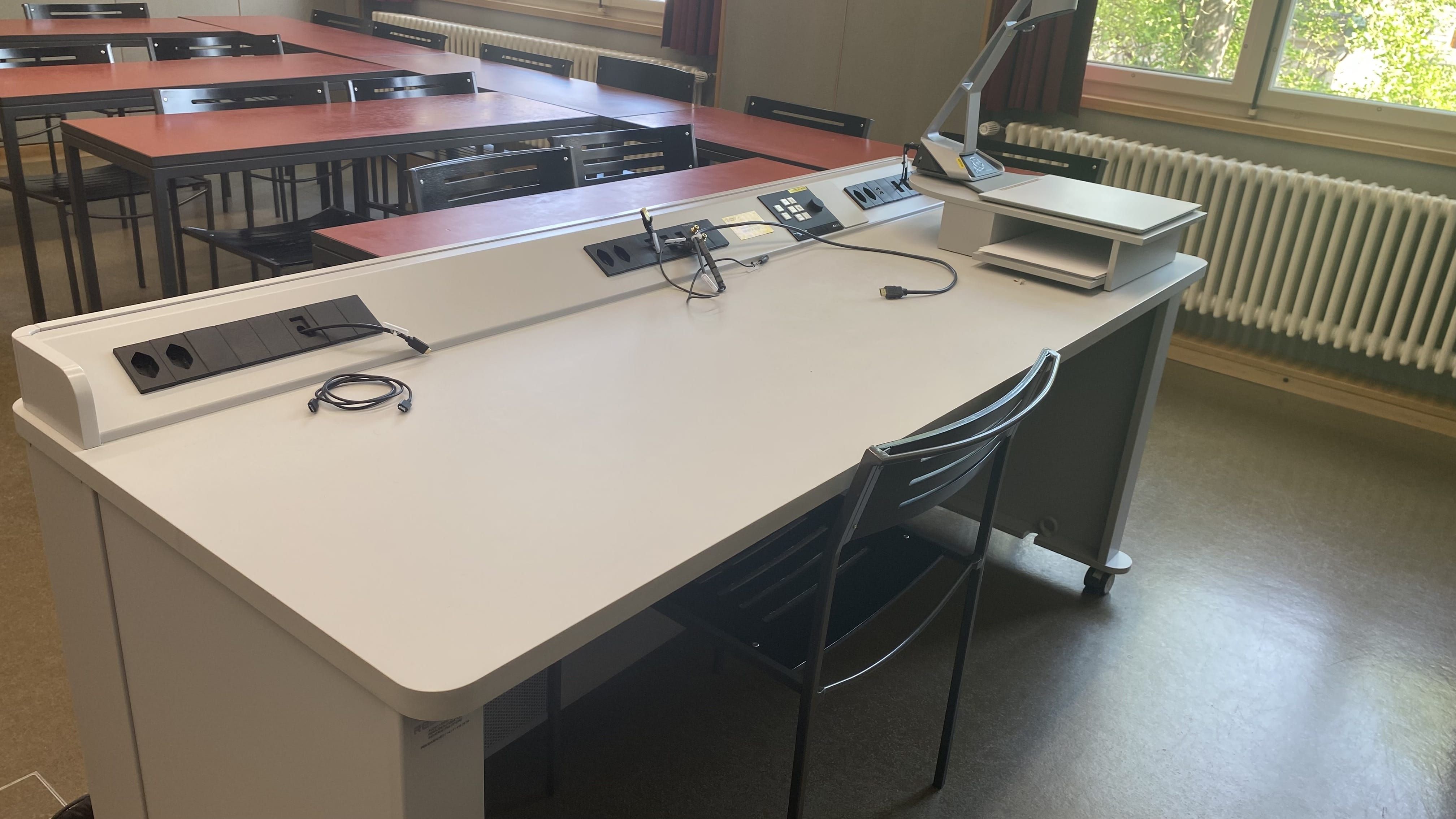 Seminarraum KOL-G-220: Ansicht auf das Dozierendenpult.