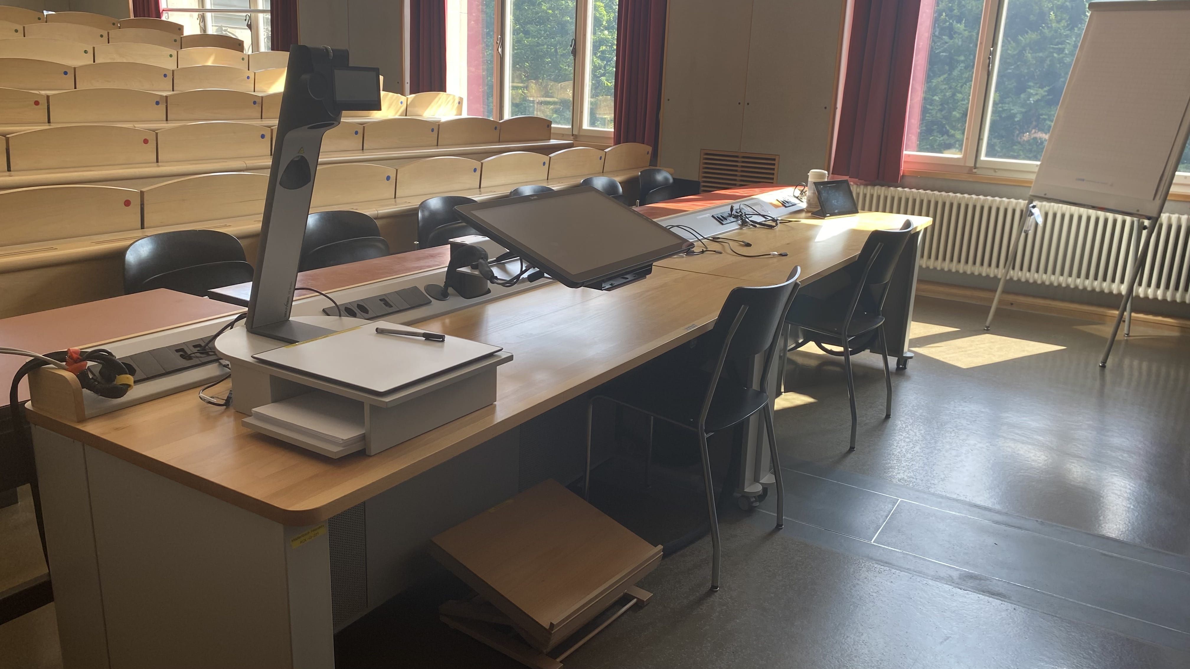Hörsaal KOL-G-221: Ansicht auf das Dozierendenpult.