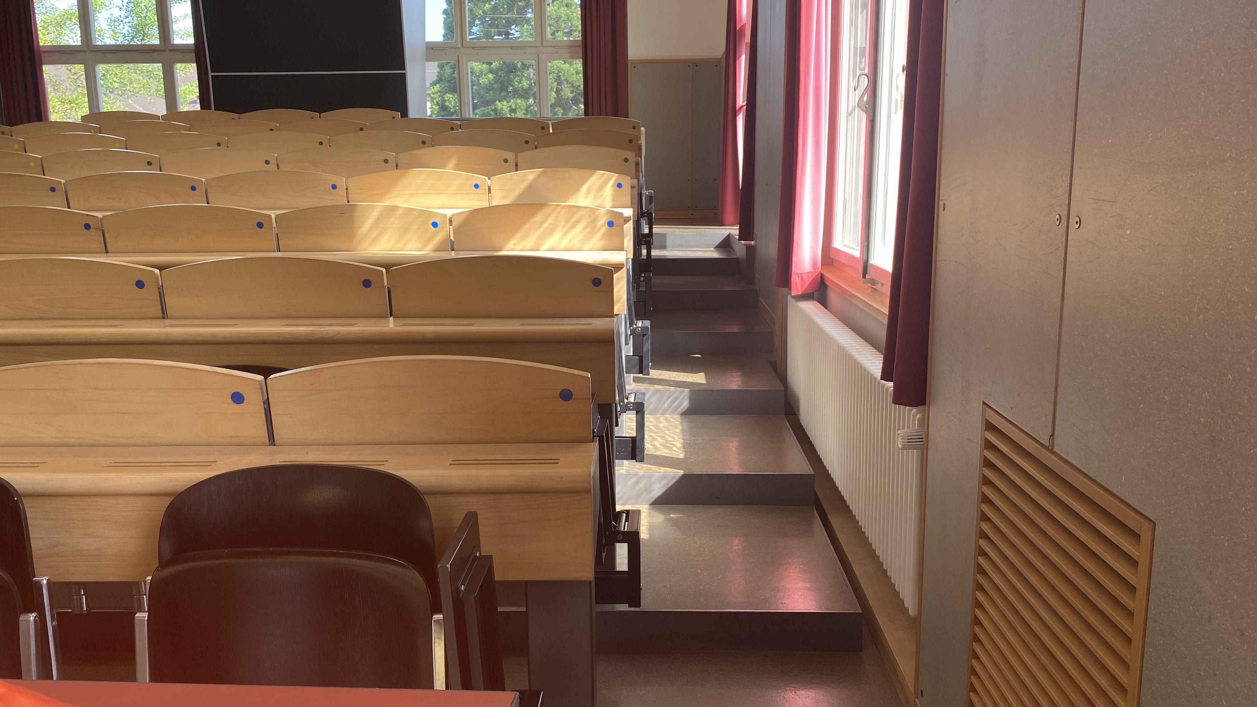 Hörsaal KOL-G-221: Ansicht auf den schmalen Durchgang auf der rechten Seite des Raumes. Diese Stufen sind nicht mit Orientierungshilfen markiert.