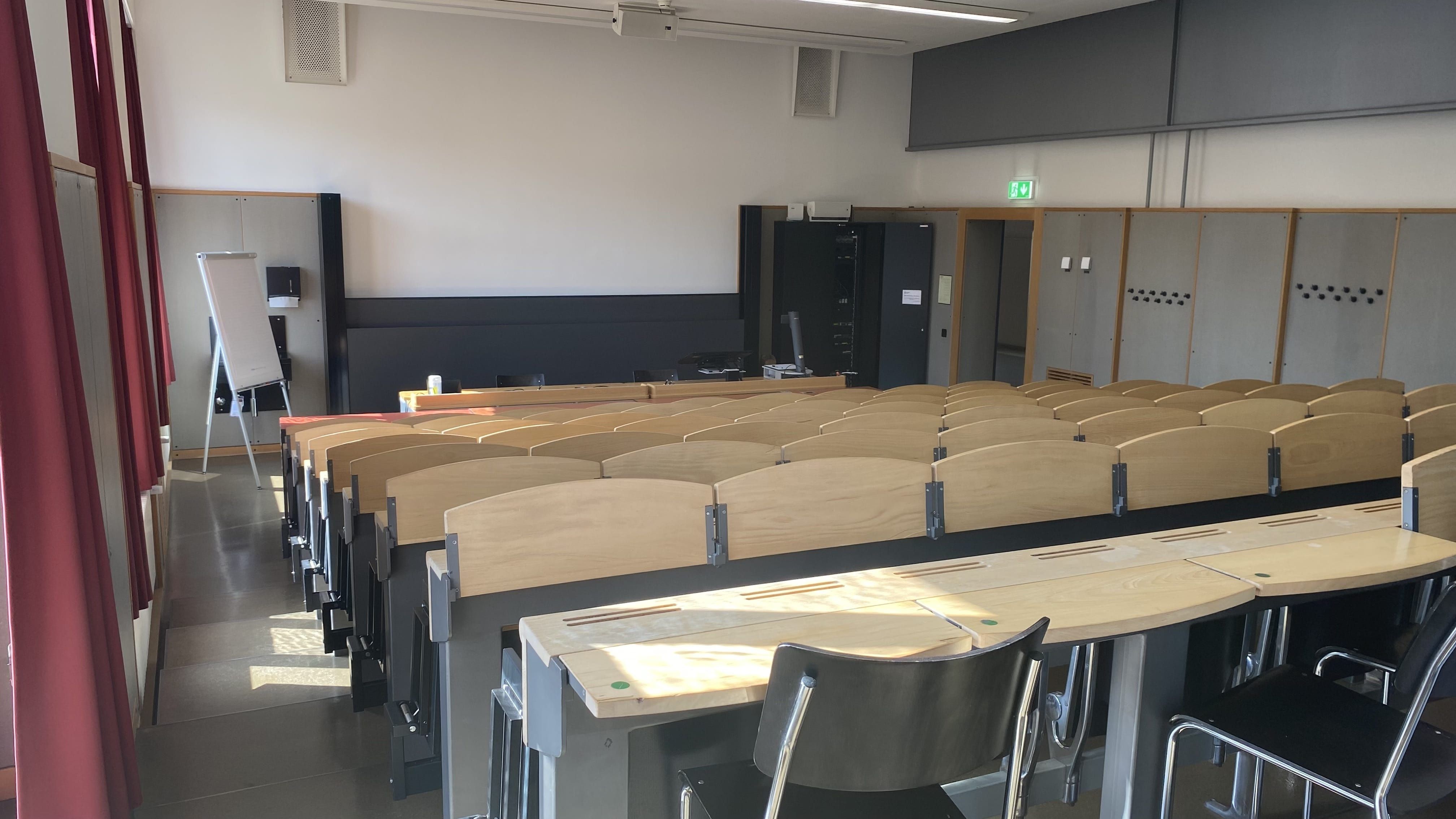 Hörsaal KOL-G-221: Ansicht zum Dozierendenpult hin. Die Eingangstür befindet sich rechts im Bild.