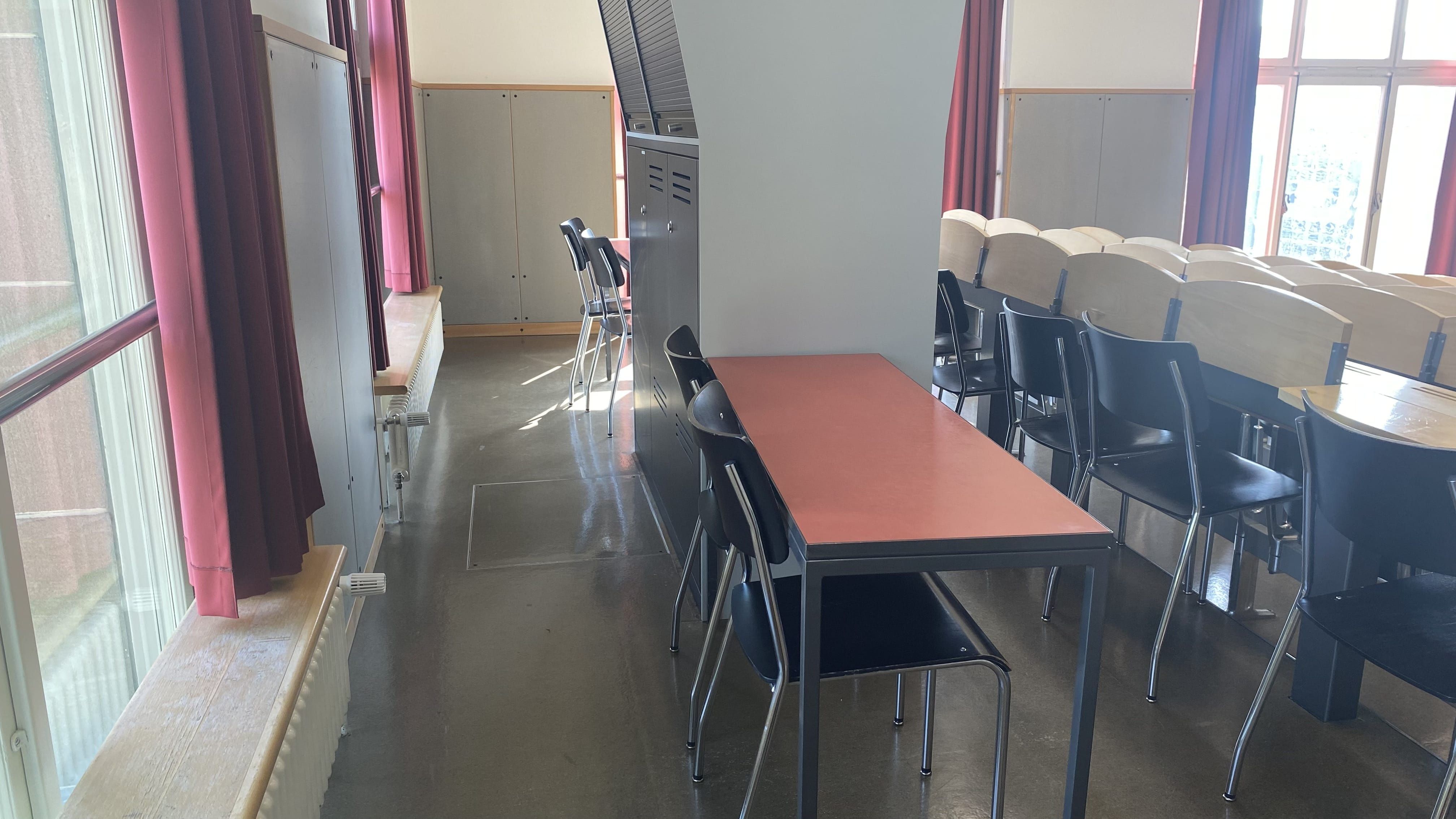 Hörsaal KOL-G-221: Ansicht auf die hinterste Sitzreihe ohne fixe Bestuhlung.