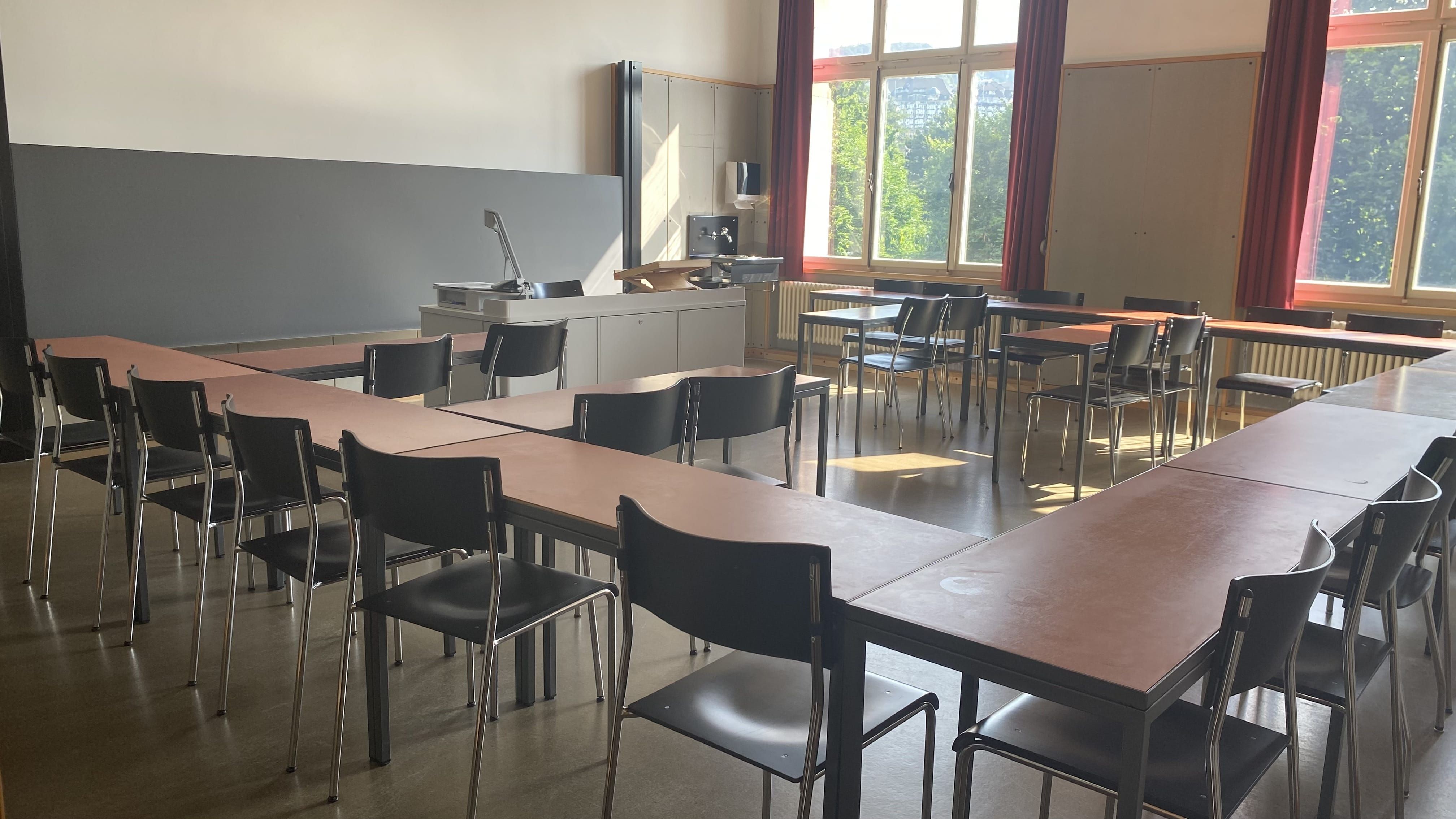 Seminarraum KOL-G-222: Ansicht auf den Raum von der Eingangstür aus.