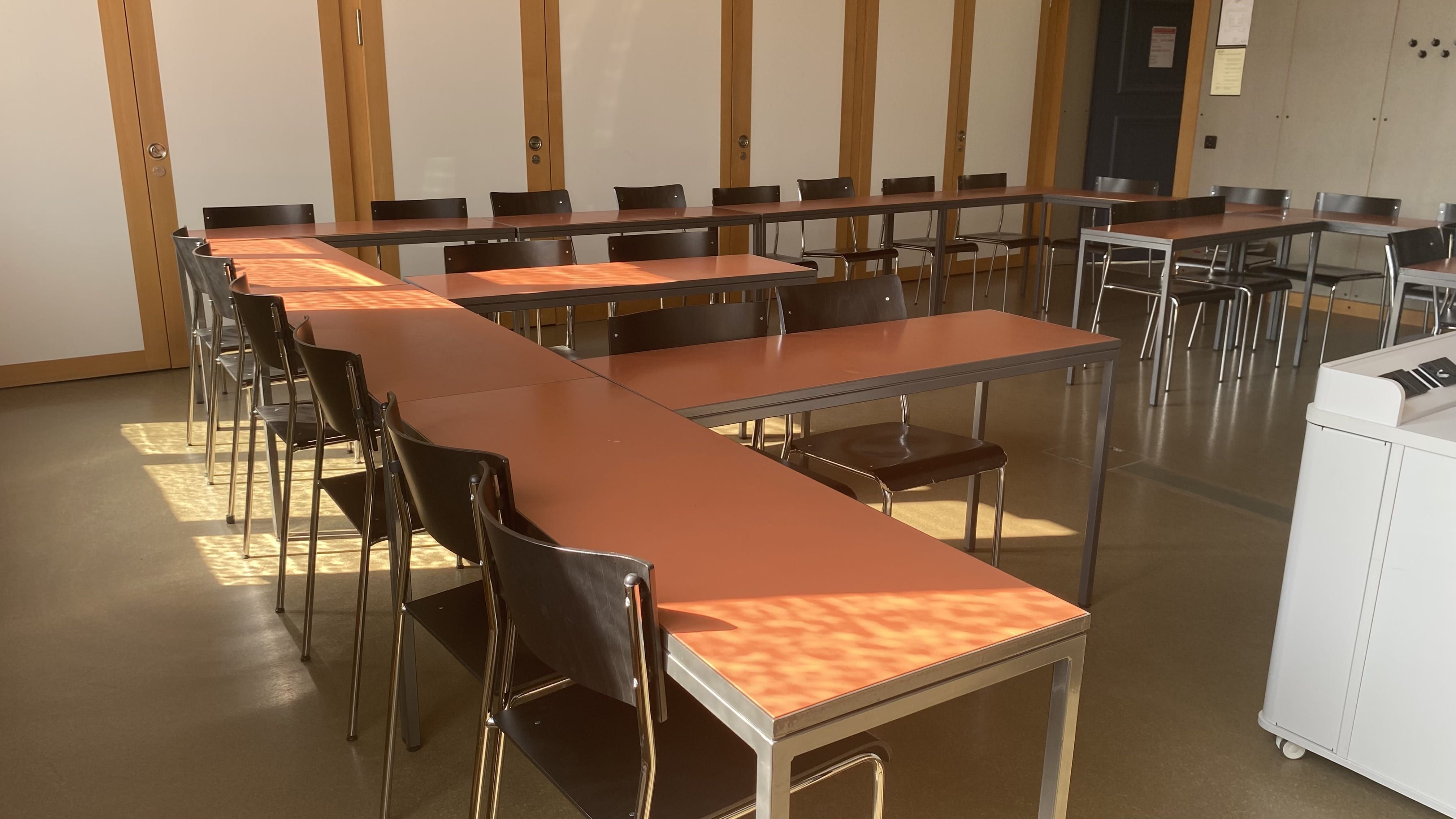 Seminarraum KOL-G-222: Ansicht auf den Raum zur Eingangstür hin.