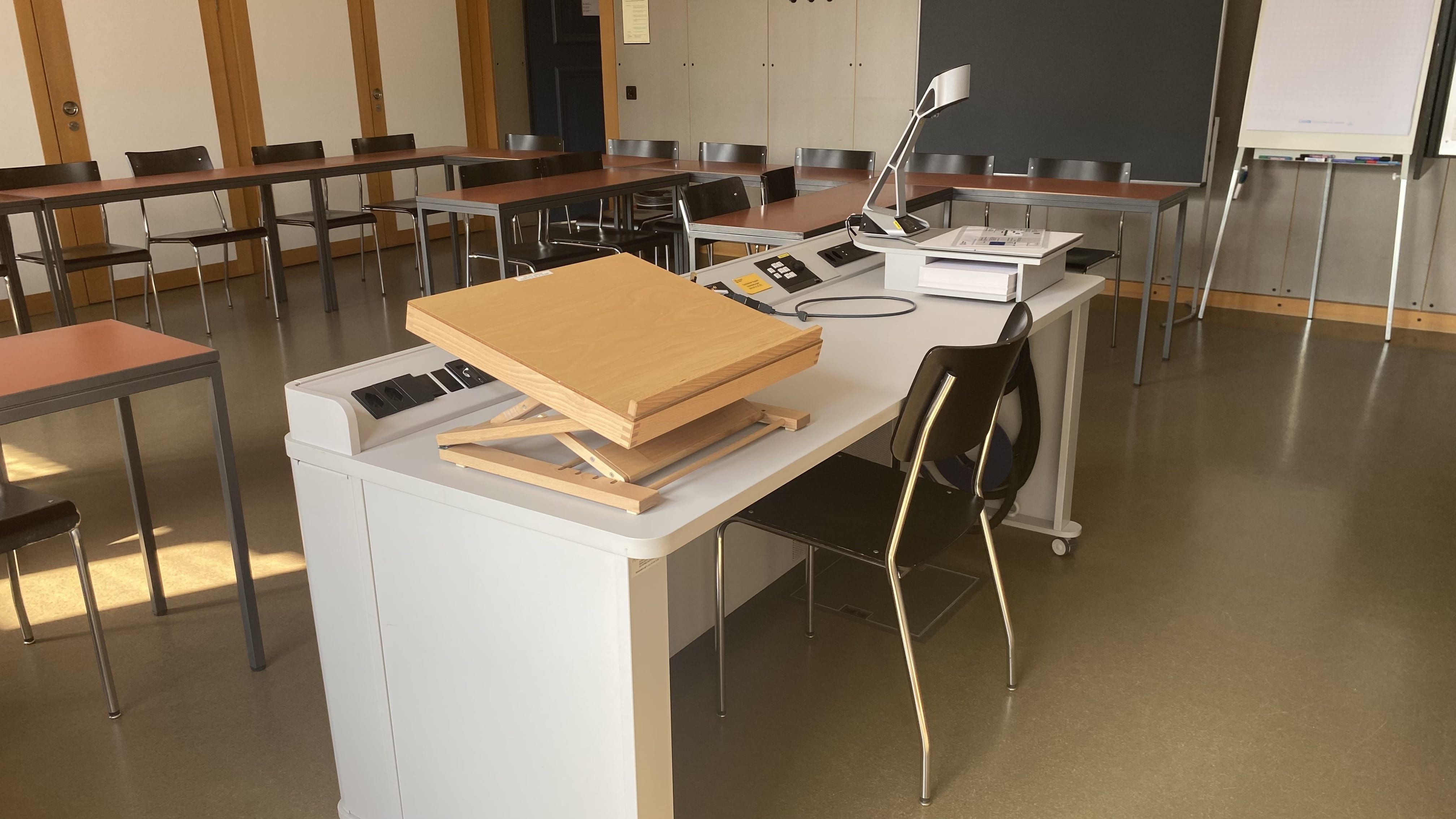 Seminarraum KOL-G-222: Ansicht auf das Dozierendenpult.
