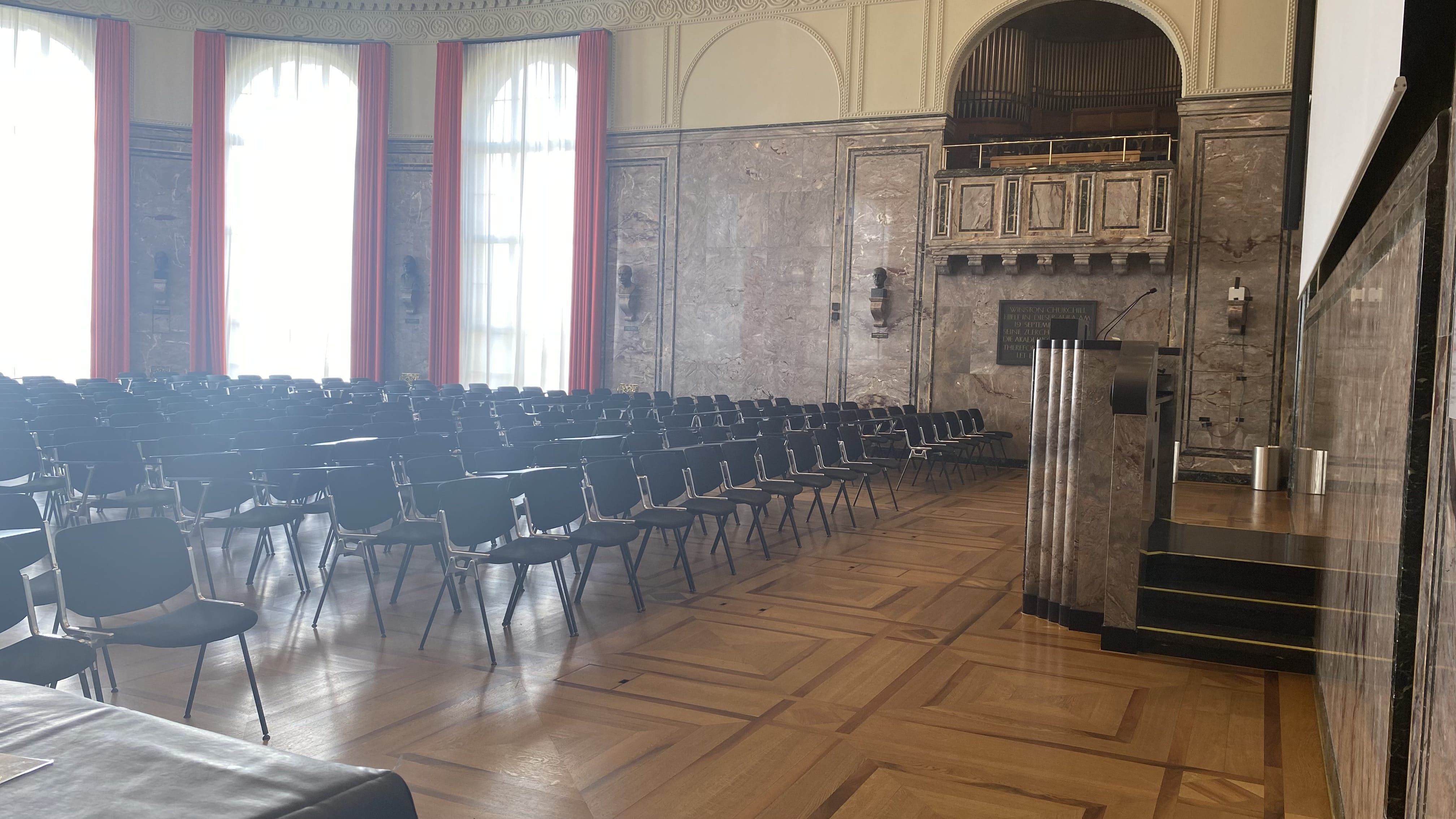 KOL-G-201, Aula: Ansicht auf den Raum von der linken Eingangstür aus.