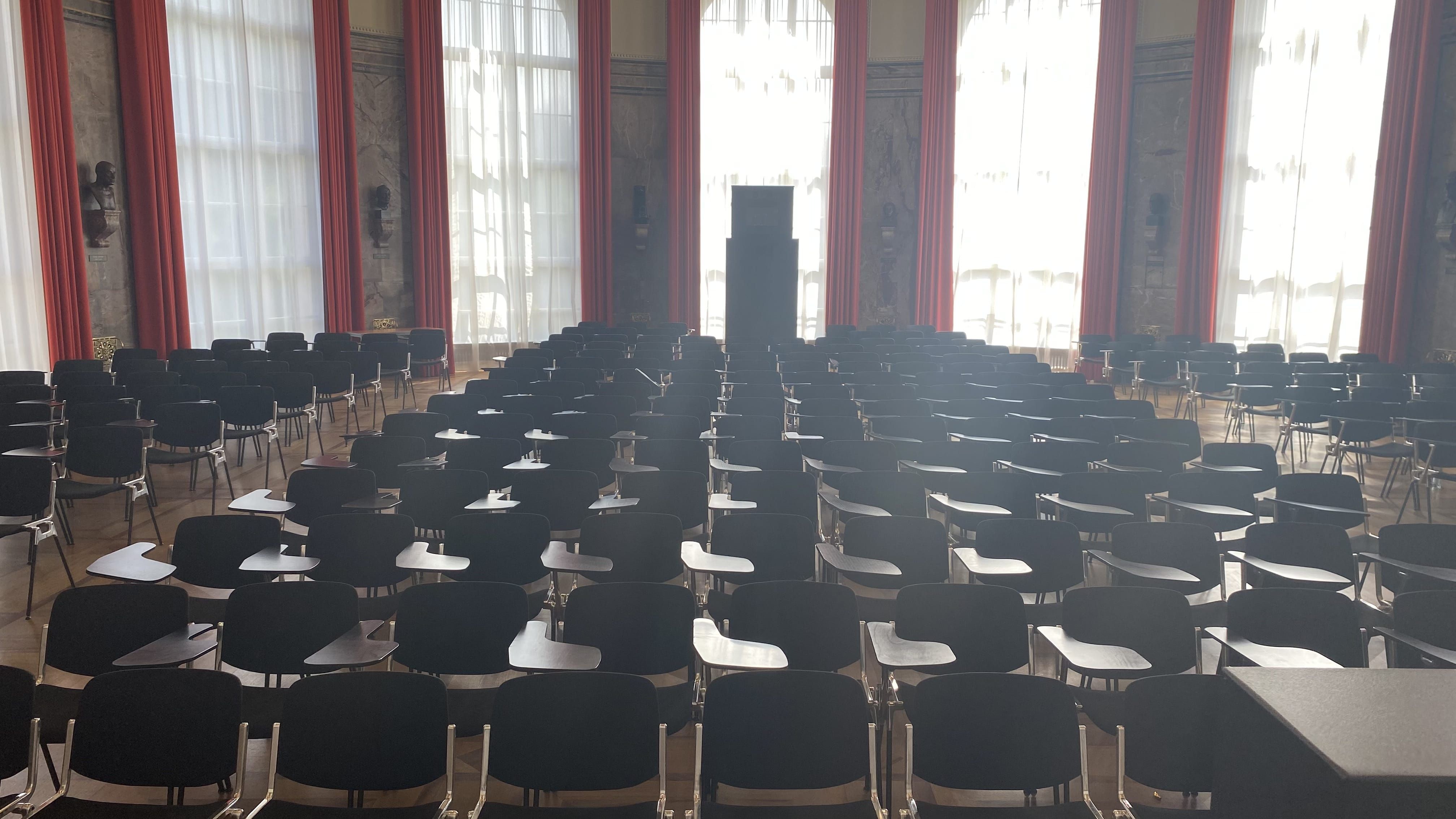 KOL-G-201, Aula: Ansicht auf die mittlere Sitzreihe.
