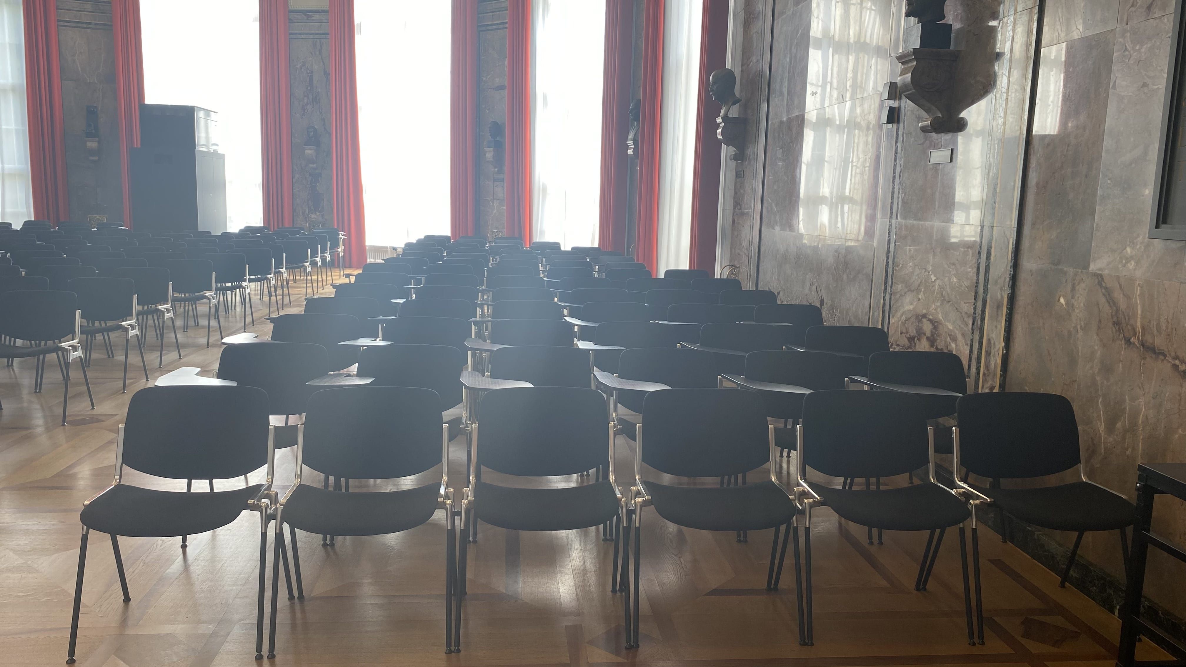 KOL-G-201, Aula: Ansicht auf die rechte, äussere Sitzreihe.