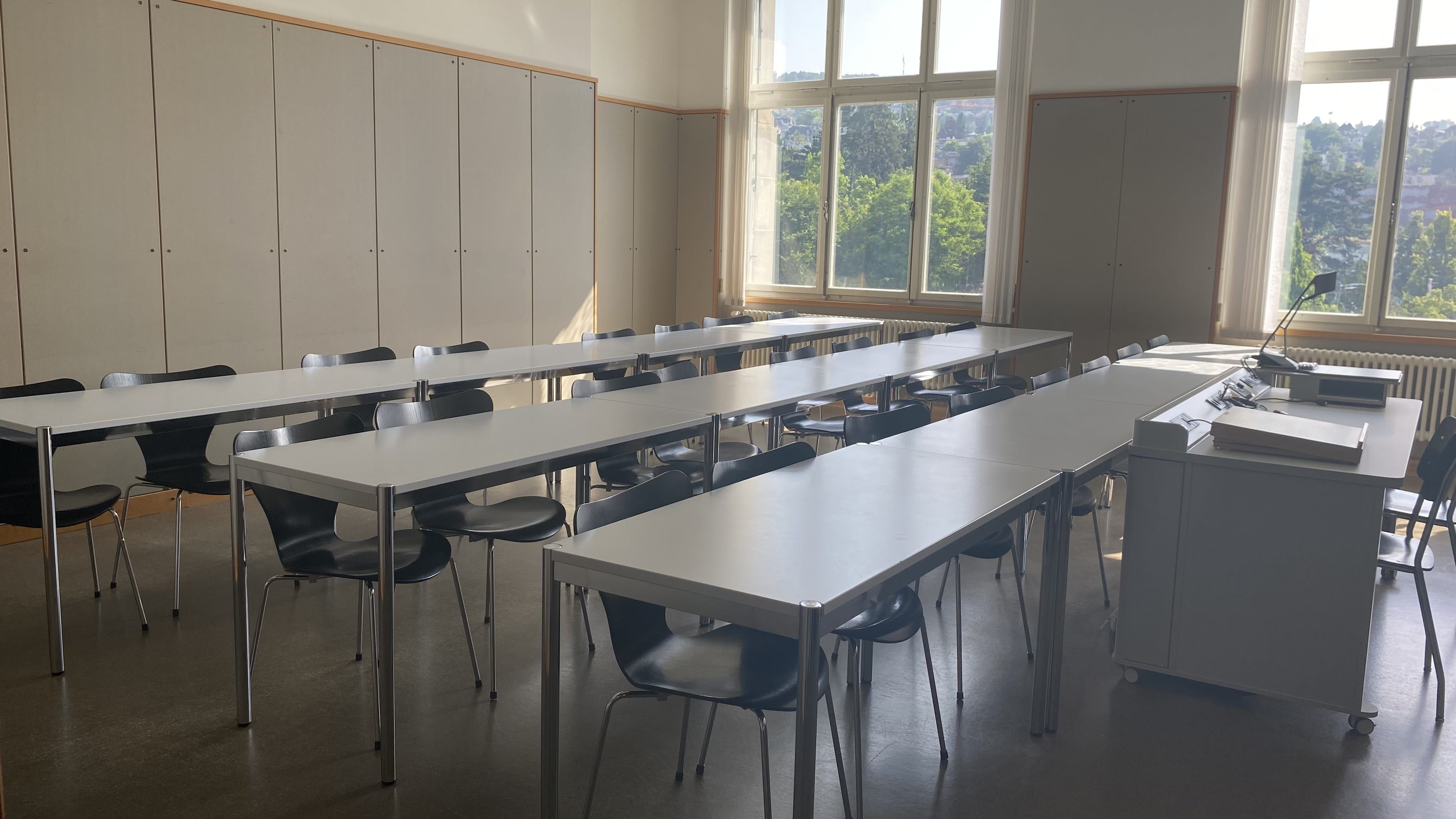 Seminarraum KOL-G-203: Ansicht auf den Raum von der Eingangstür aus.