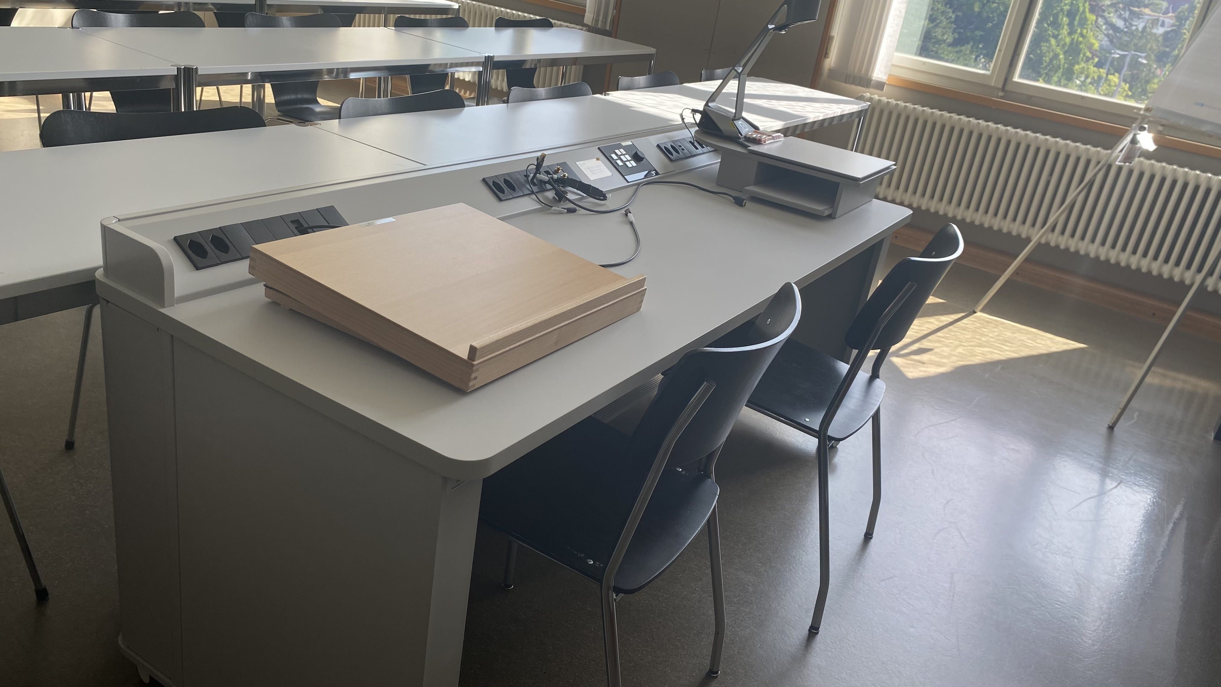 Seminarraum KOL-G-203: Ansicht auf das Dozierendenpult.