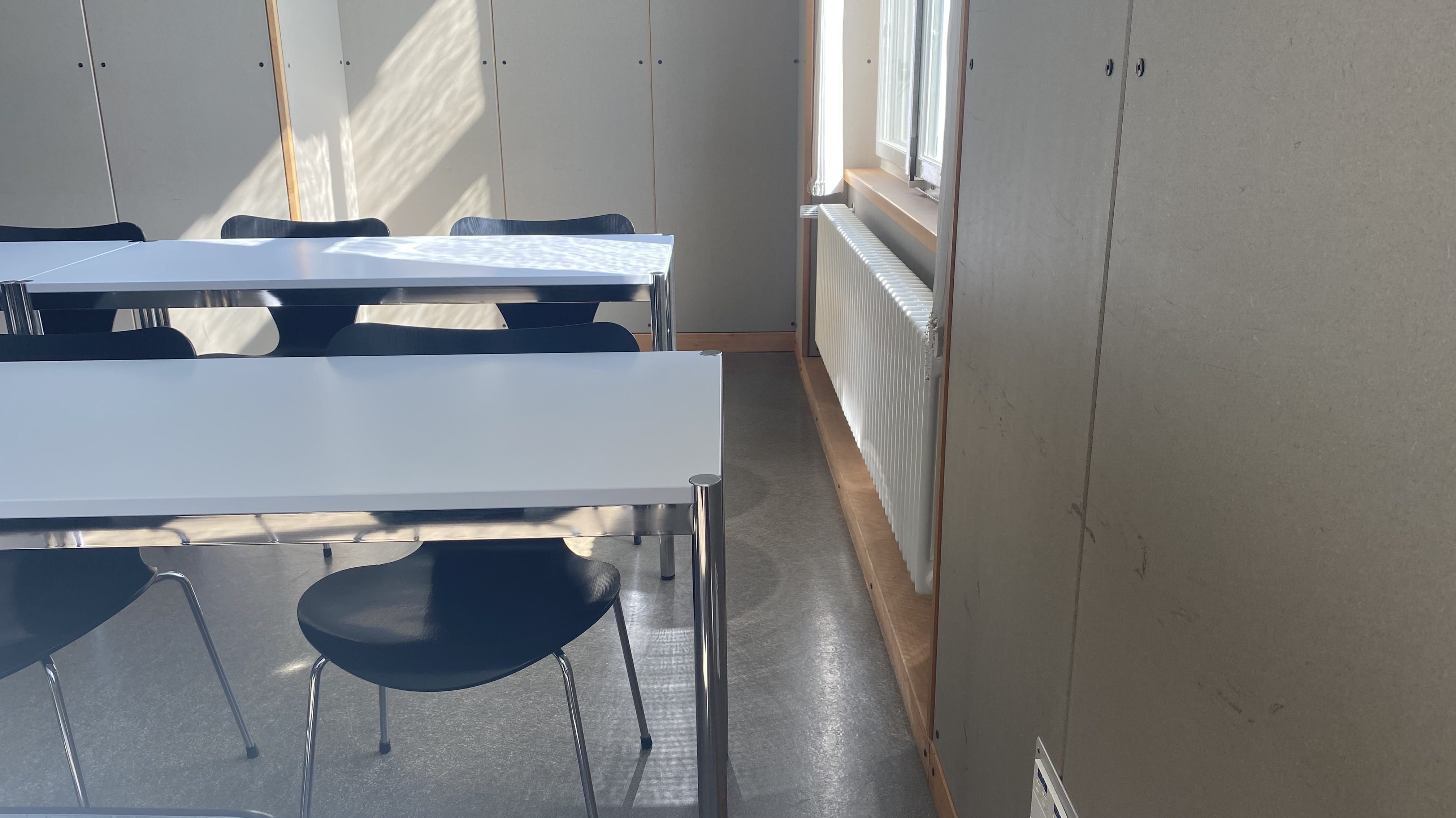 Seminarraum KOL-G-203: Ansicht auf den schmalen Durchgang auf der rechten Seite des Raumes.