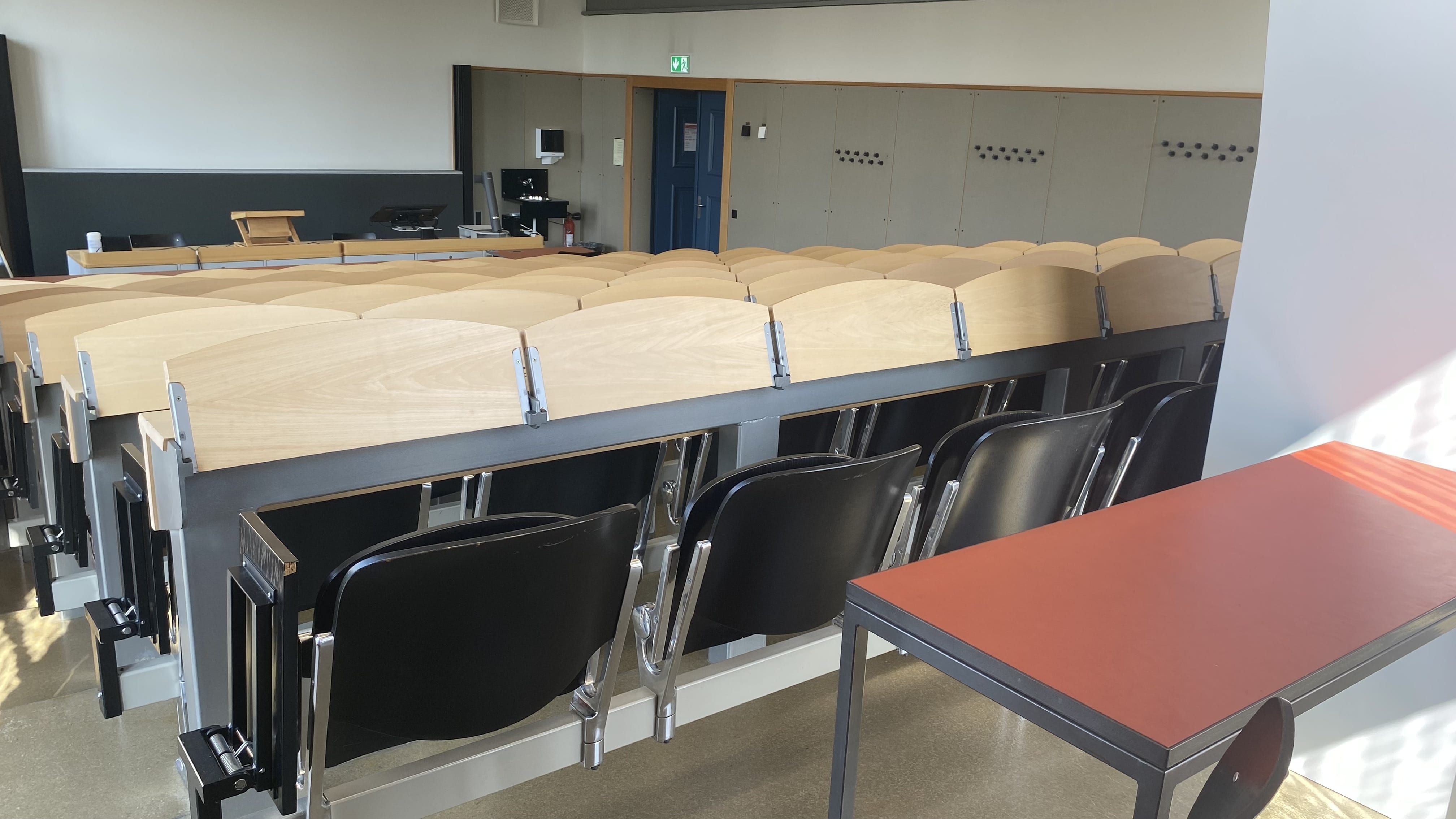 Hörsaal KOL-G-204: Ansicht zum Dozierendenpult hin. Die Eingangstür befindet sich rechts im Bild.
