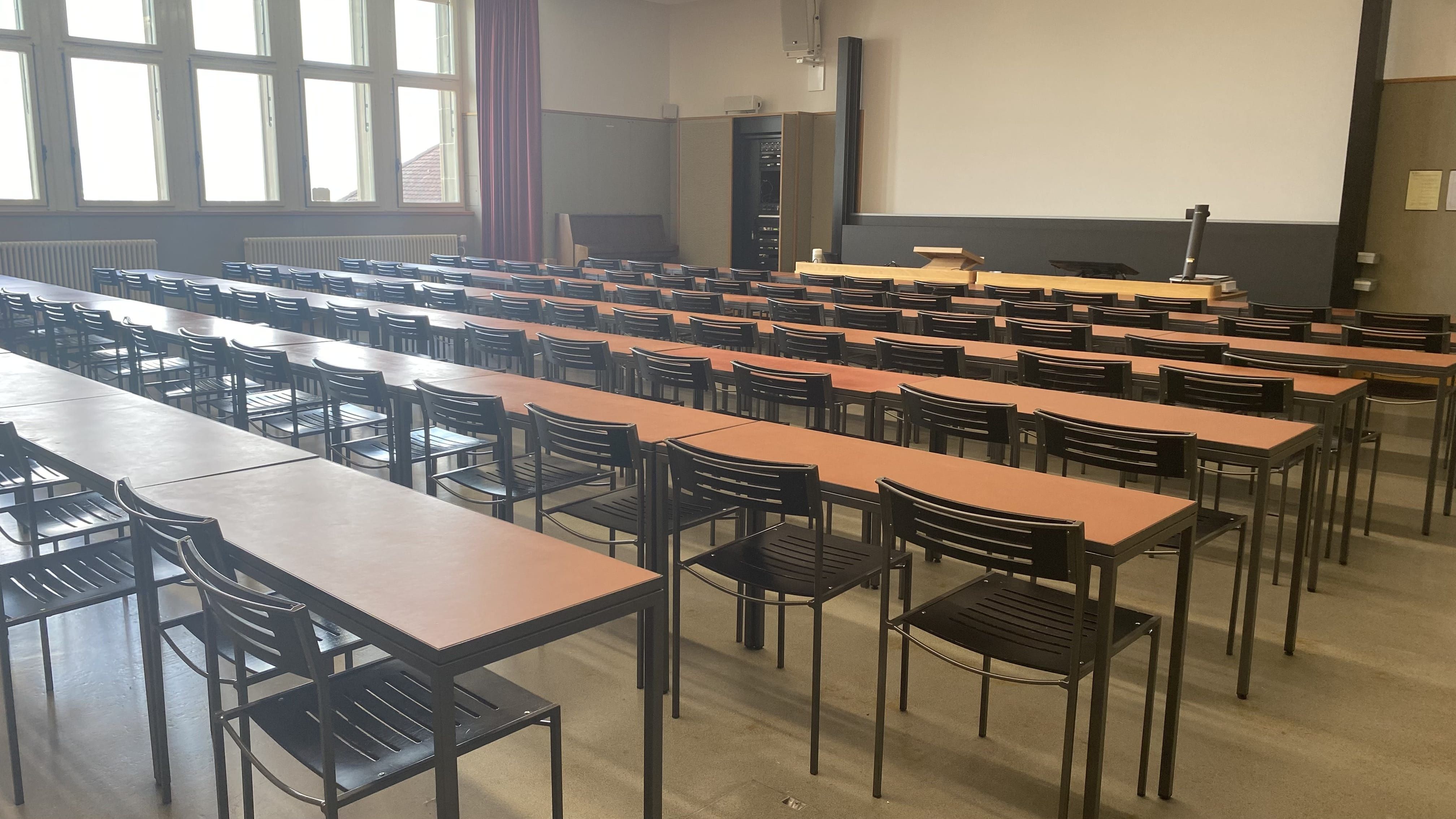 Seminarraum KOL-H-317: Ansicht auf den Raum von der linken Eingangstür aus.