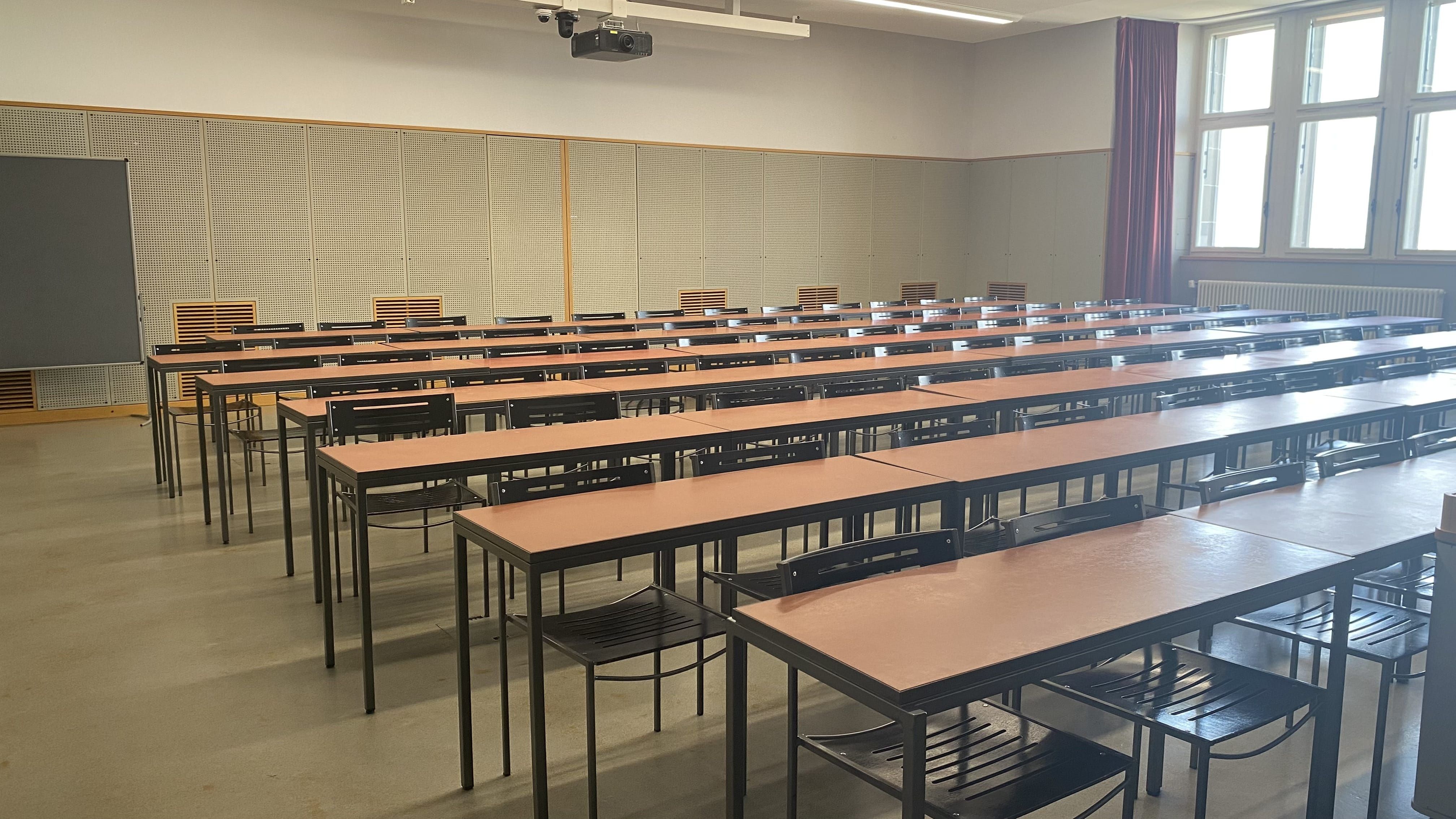 Seminarraum KOL-H-317: Ansicht auf den Raum von der rechten Eingangstür aus.