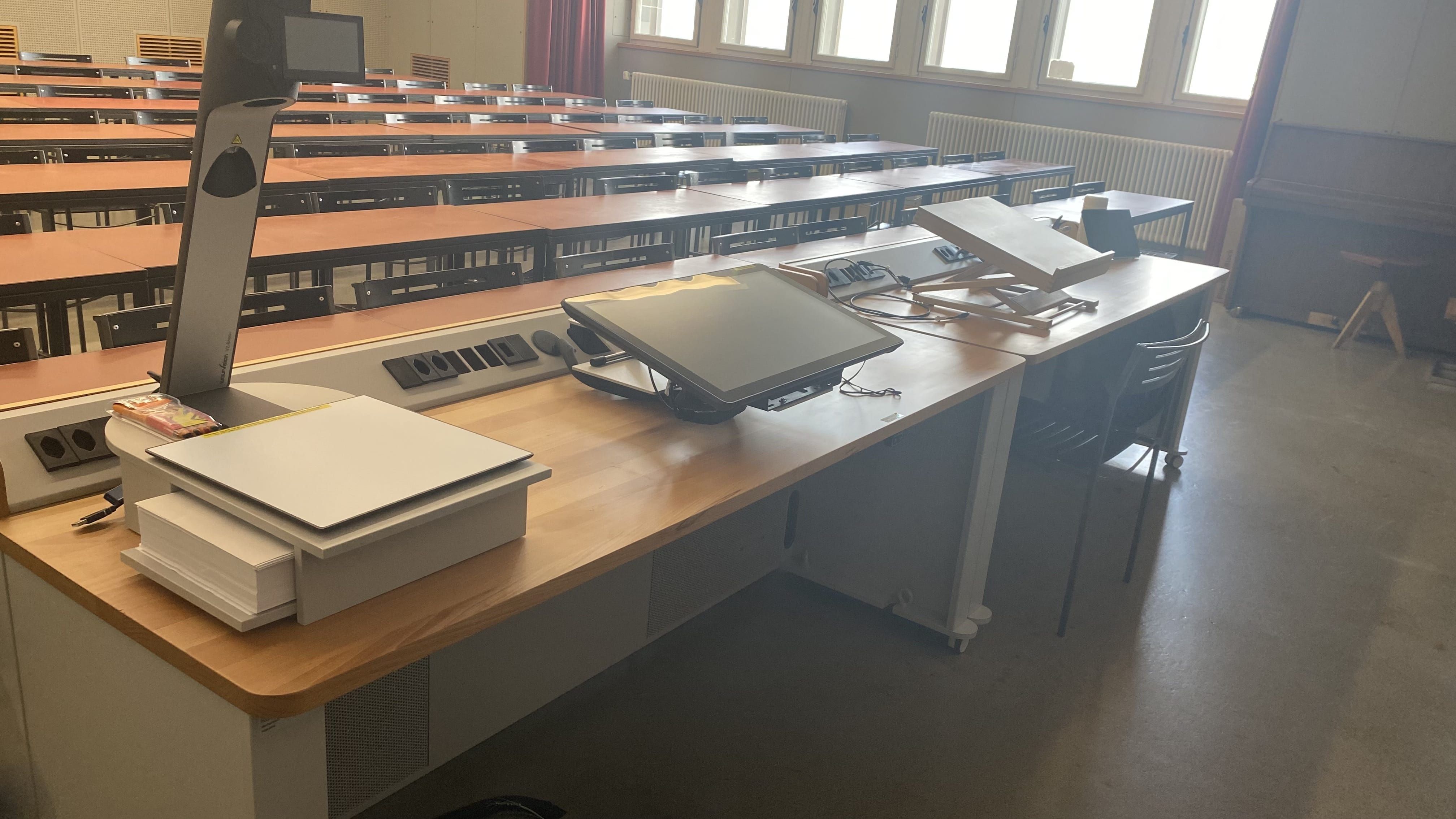 Seminarraum KOL-H-317: Ansicht auf das Dozierndenpult.