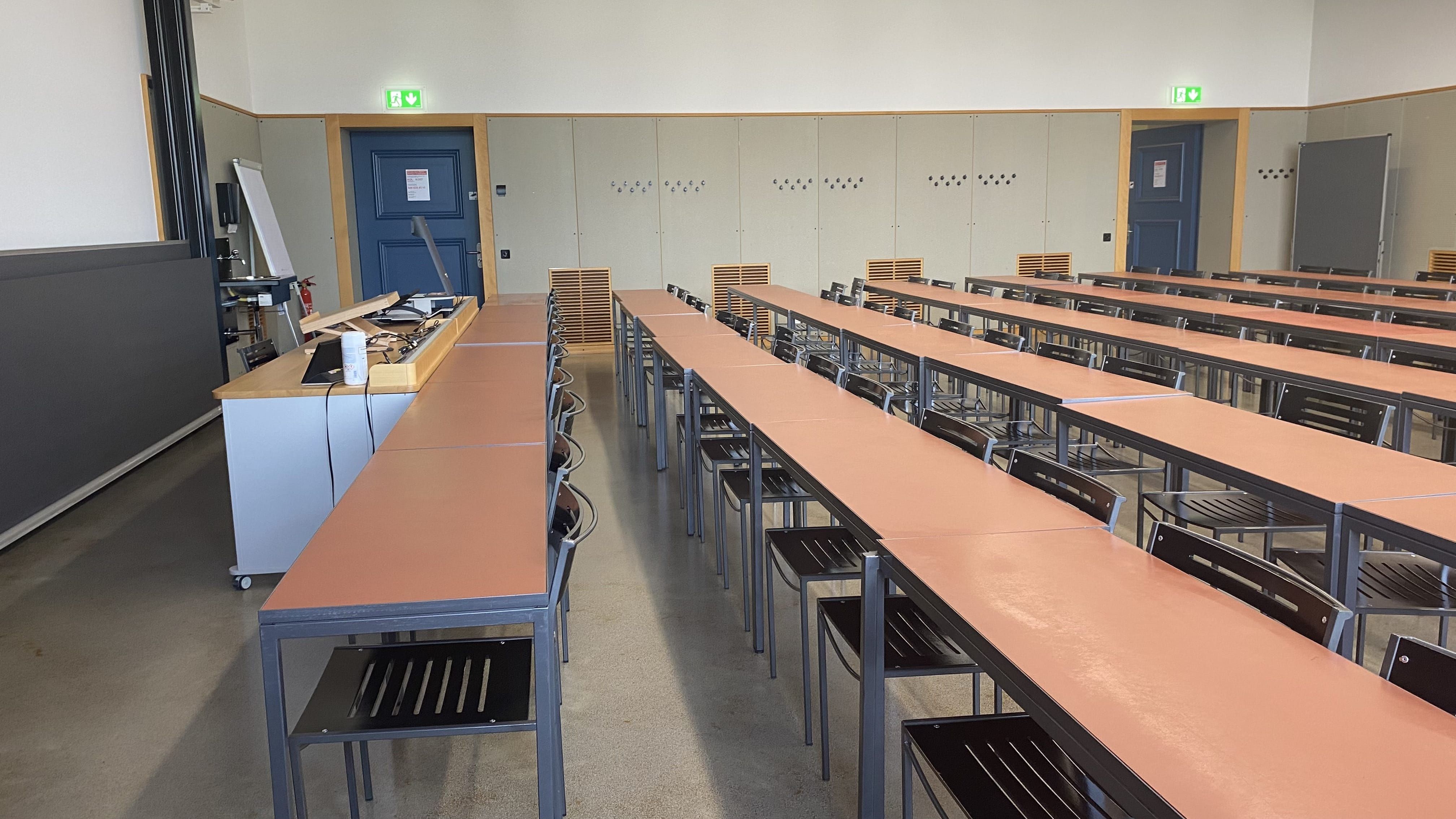 Seminarraum KOL-H-317: Ansicht zu beiden Eingangstüren hin. Die Türen befinden sich links und rechts im Bild.