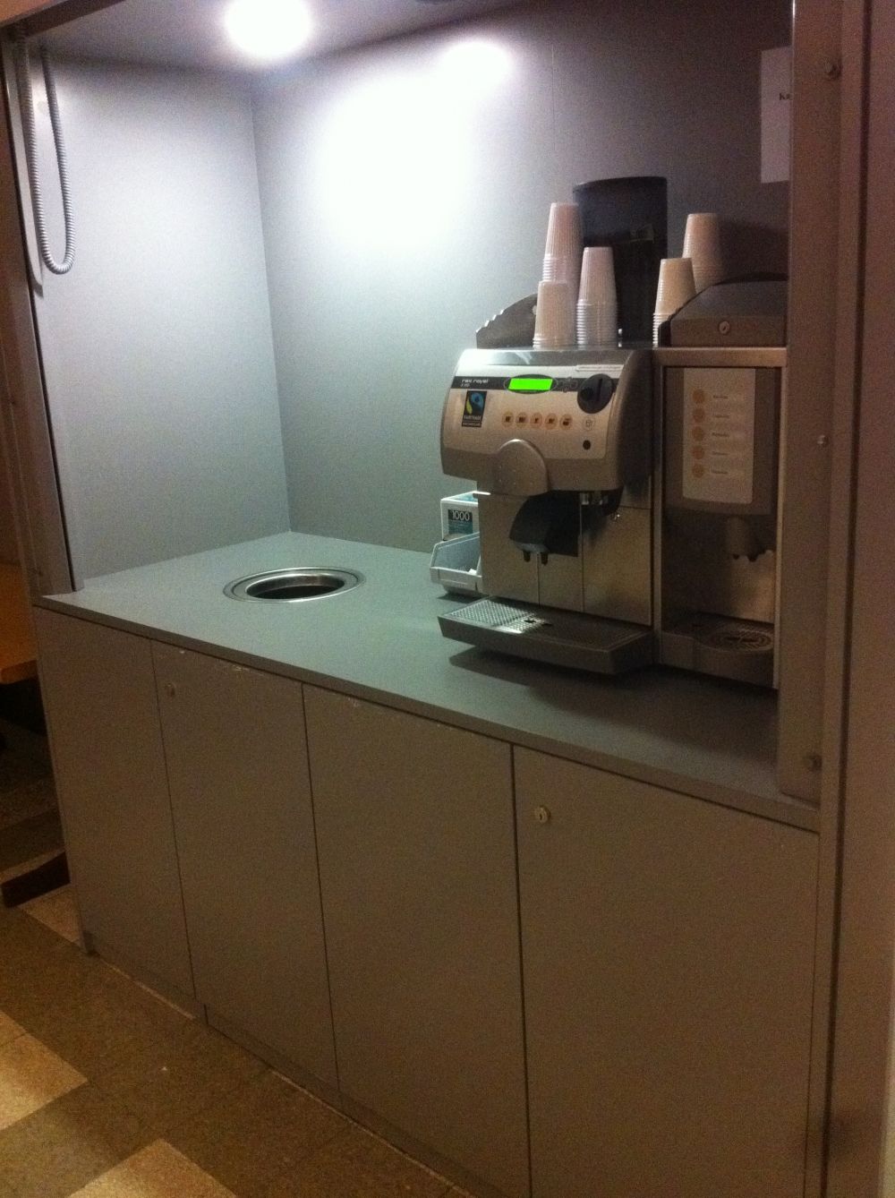 KOL, Stockwerk G: Kaffeeautomat bei den Haupt-Aufzügen.